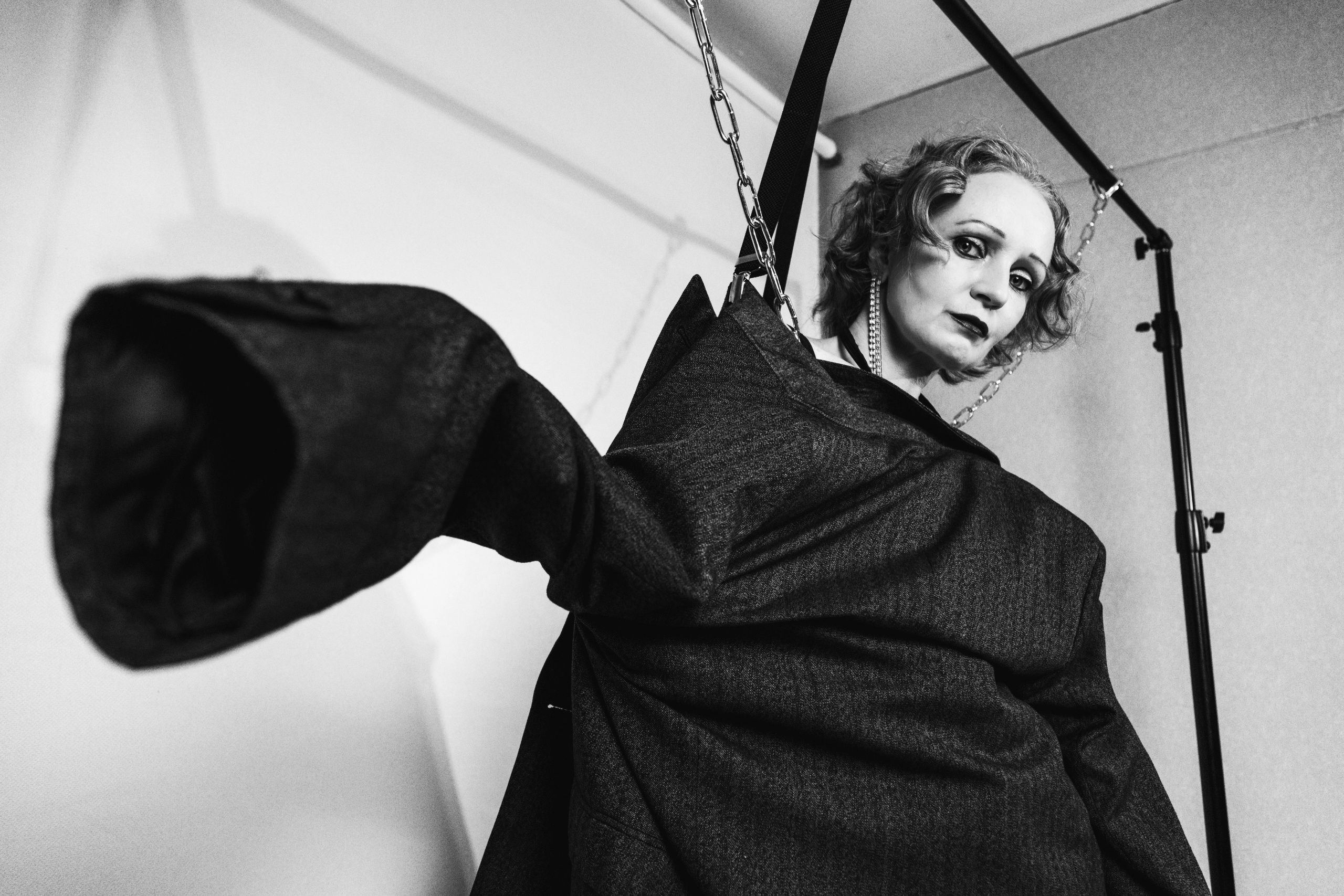 2025-07-13. Анжела и пиджак