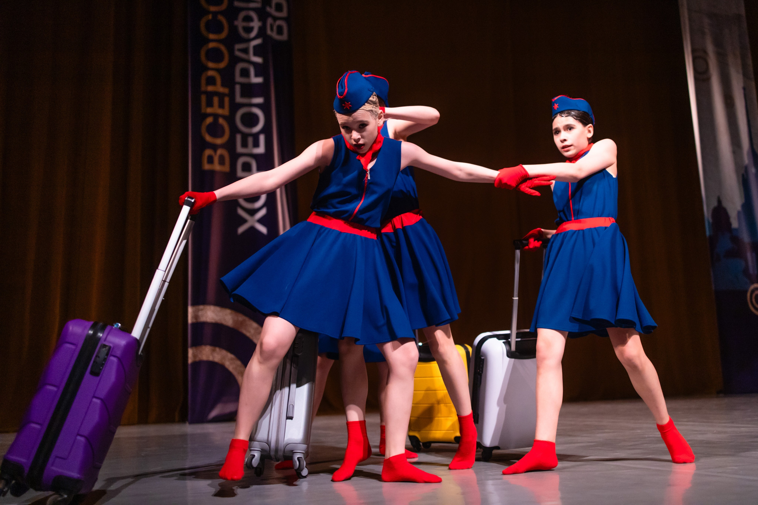 Общий план финальной точки номера: все артисты в одинаковой статичной позе