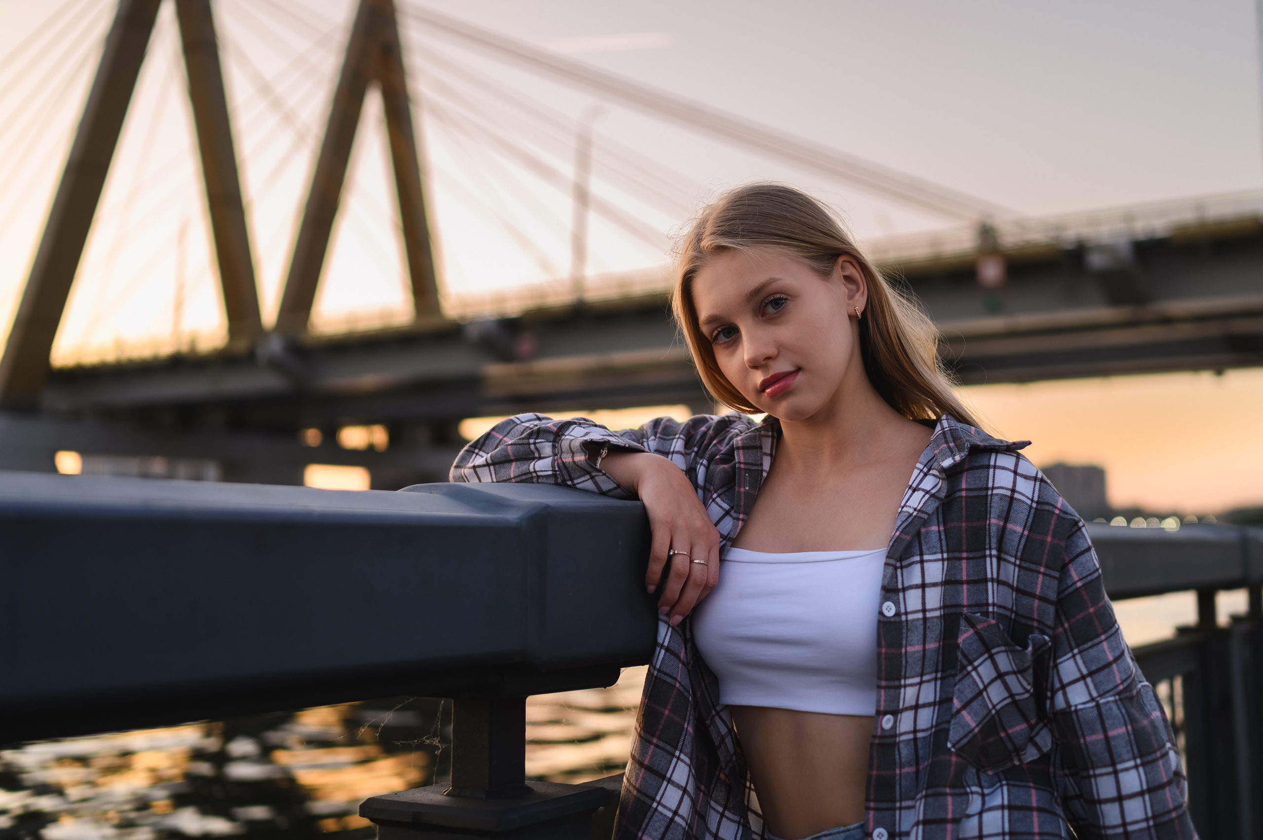 Атмосферная съемка с естественным светом на фоне архитектурных форм моста