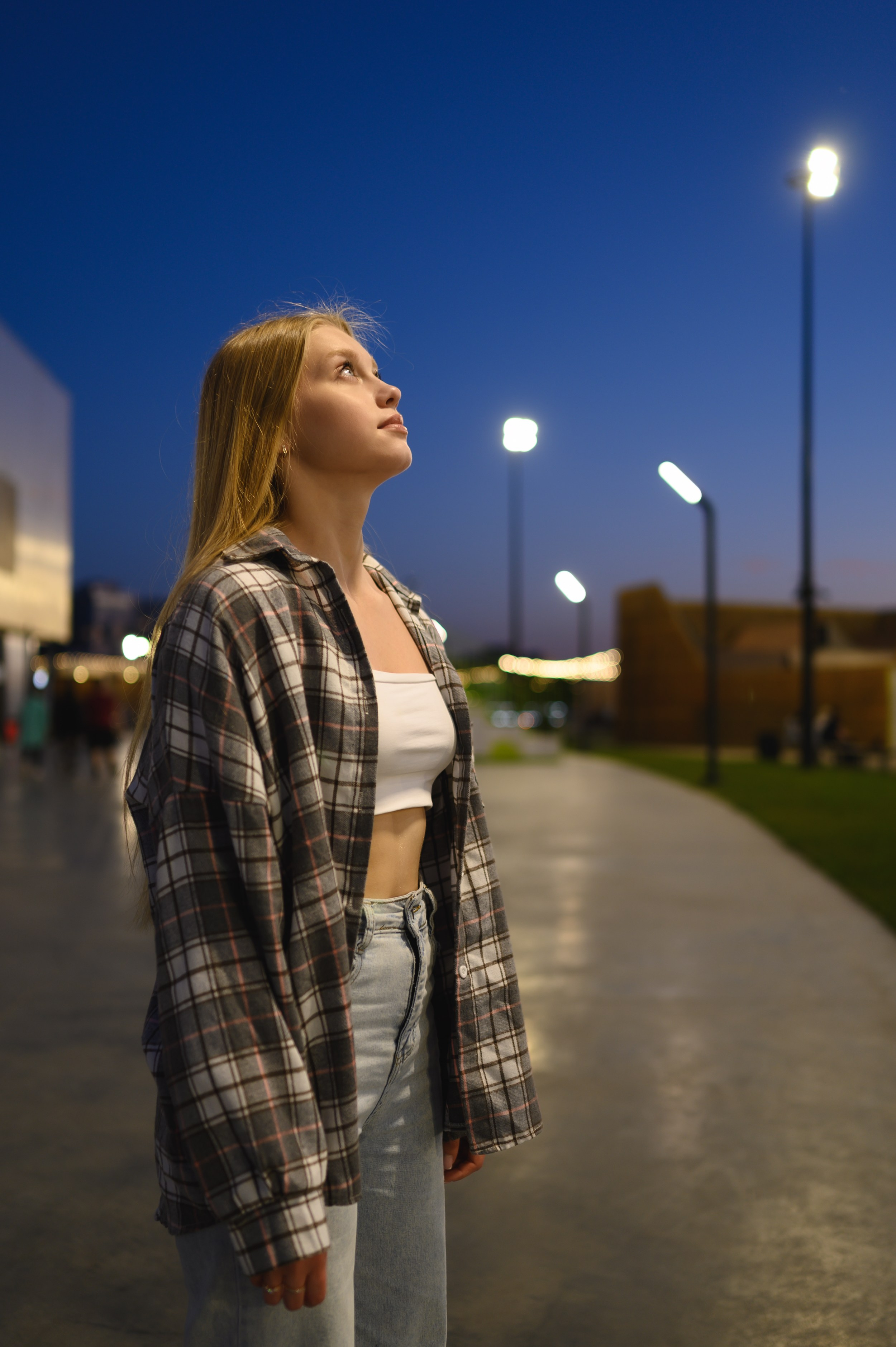 Свет фонаря падает на лицо девушки, создавая магическую атмосферу от Алексея Клейменова