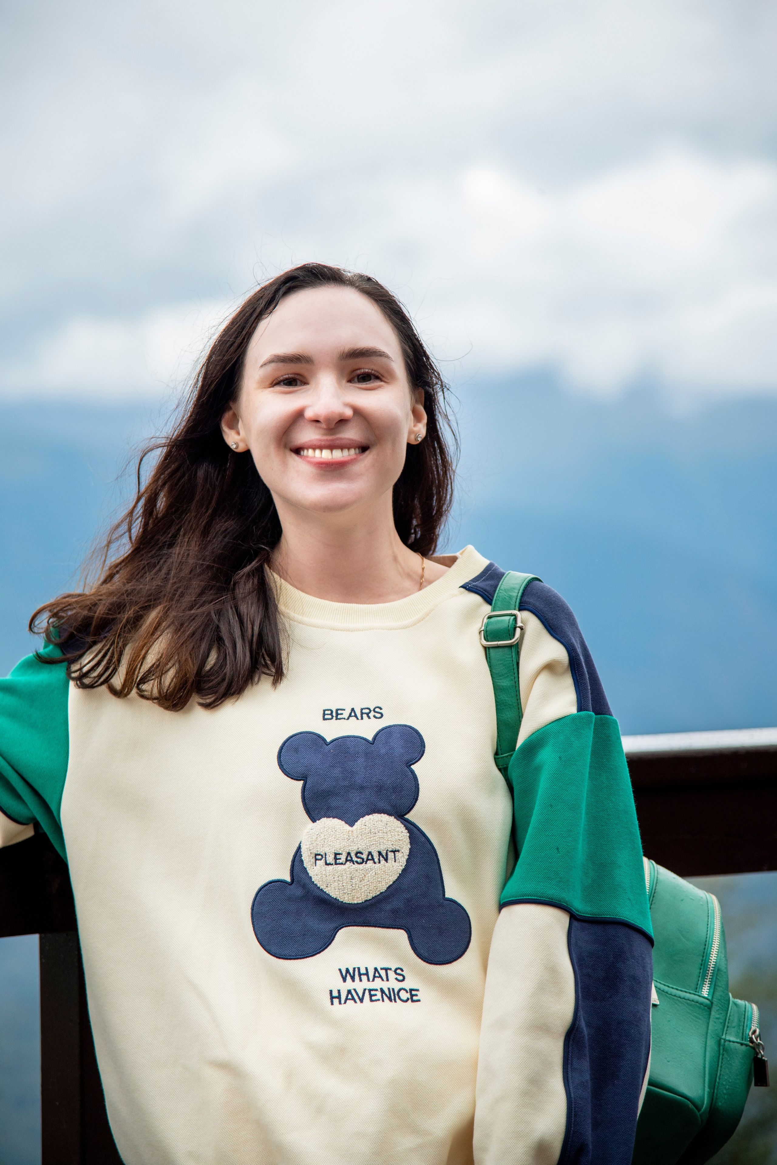 Брюнетка, на фоне гор. Красная поляна, спортивный костюм, рюкзачёк