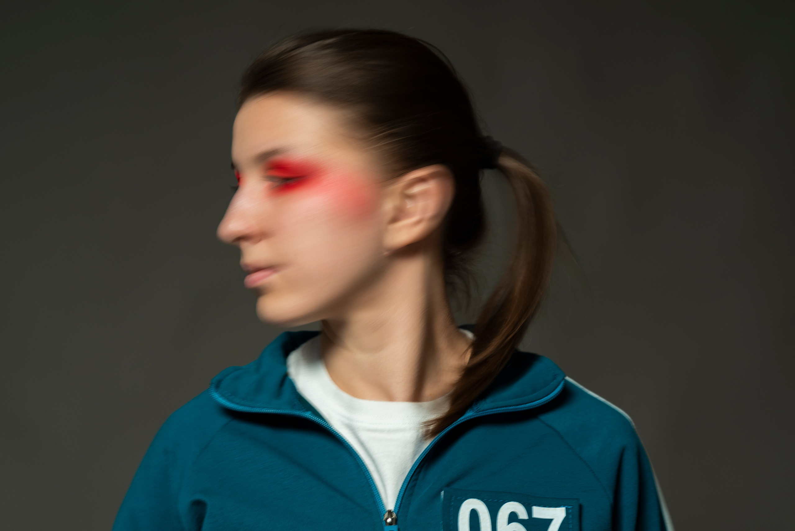 Фотопроект самоизоляция, сомнамбула, сновидческие видения, философия, одиночество, арт-фотография. девушка в спортивном костюме, красный макияж