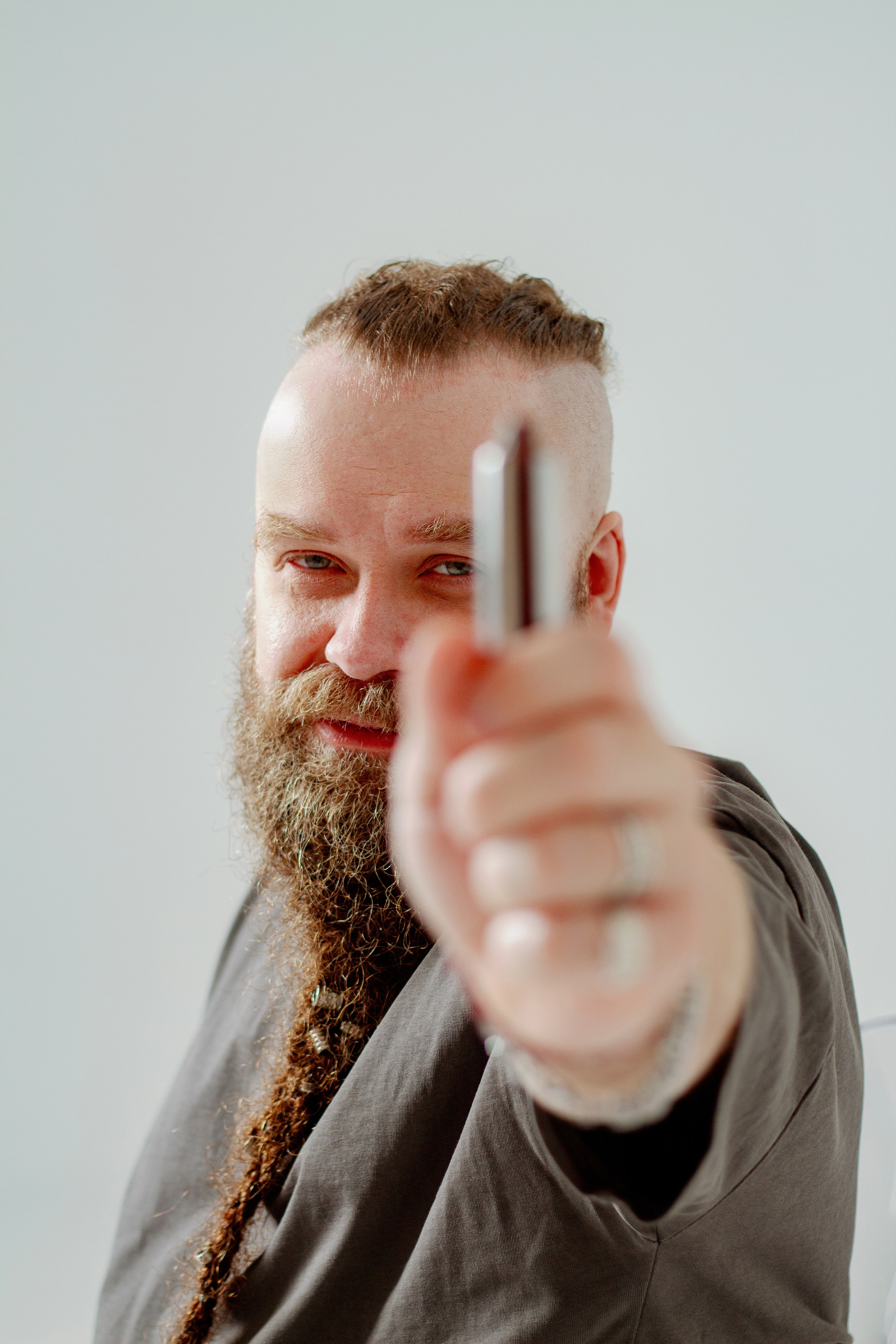 Борис Плотников. Губная гармоника. Мужской портрет, фотосессия для музыканта. Фотограф в Екатеринбурге Пойгина Елена