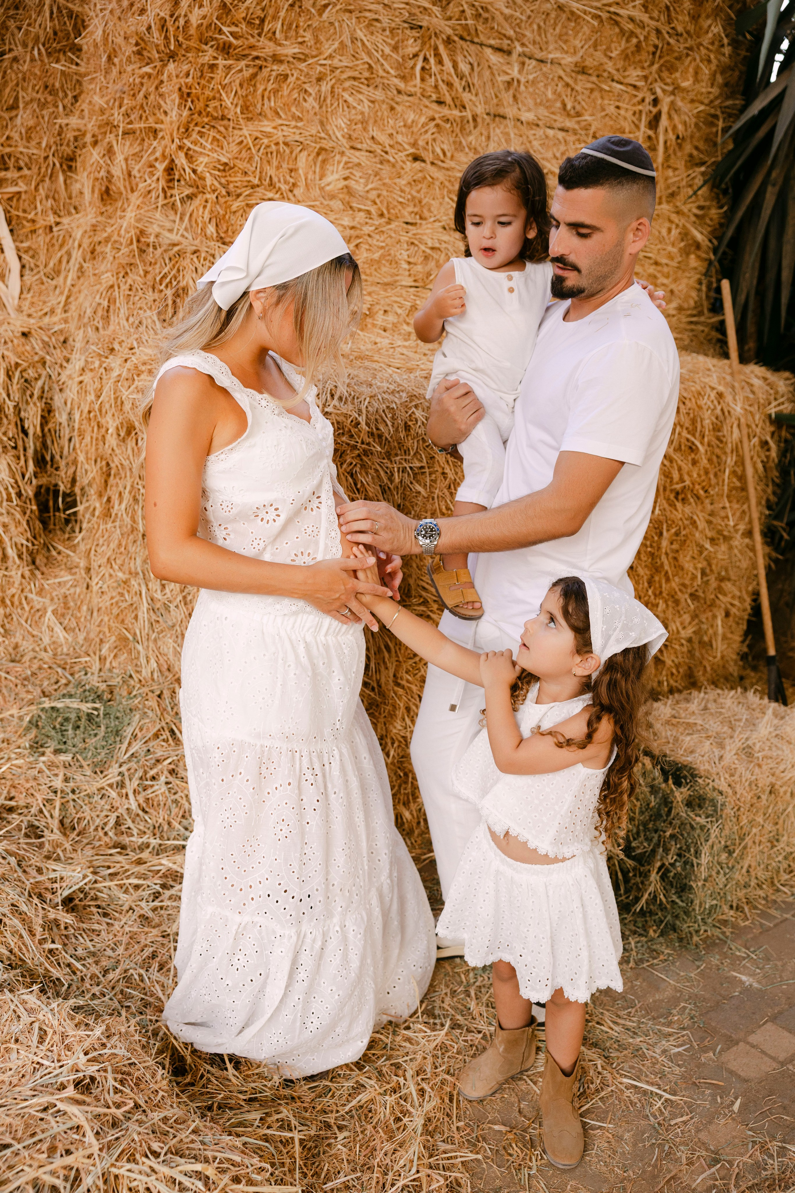 Pregnancy photoshoot at the horse farm. Главная