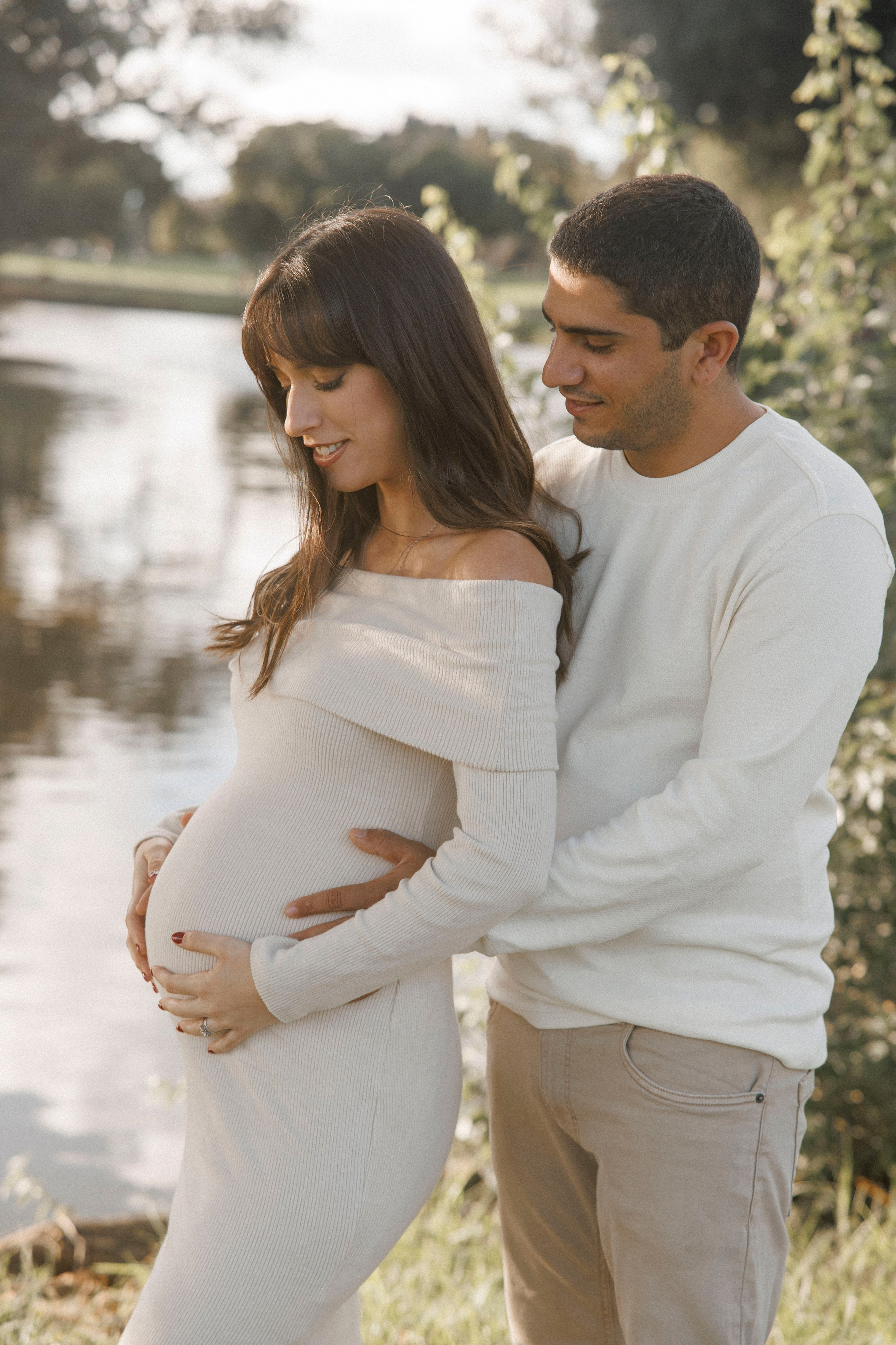 Pregnancy photoshoot inside the park. Главная