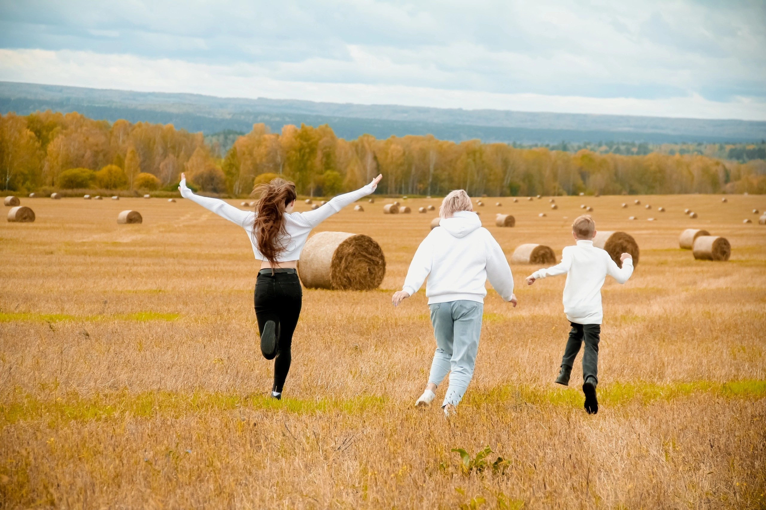 В поле с тюками. Семейный фотограф в р. п. Маслянино Саишева Мария