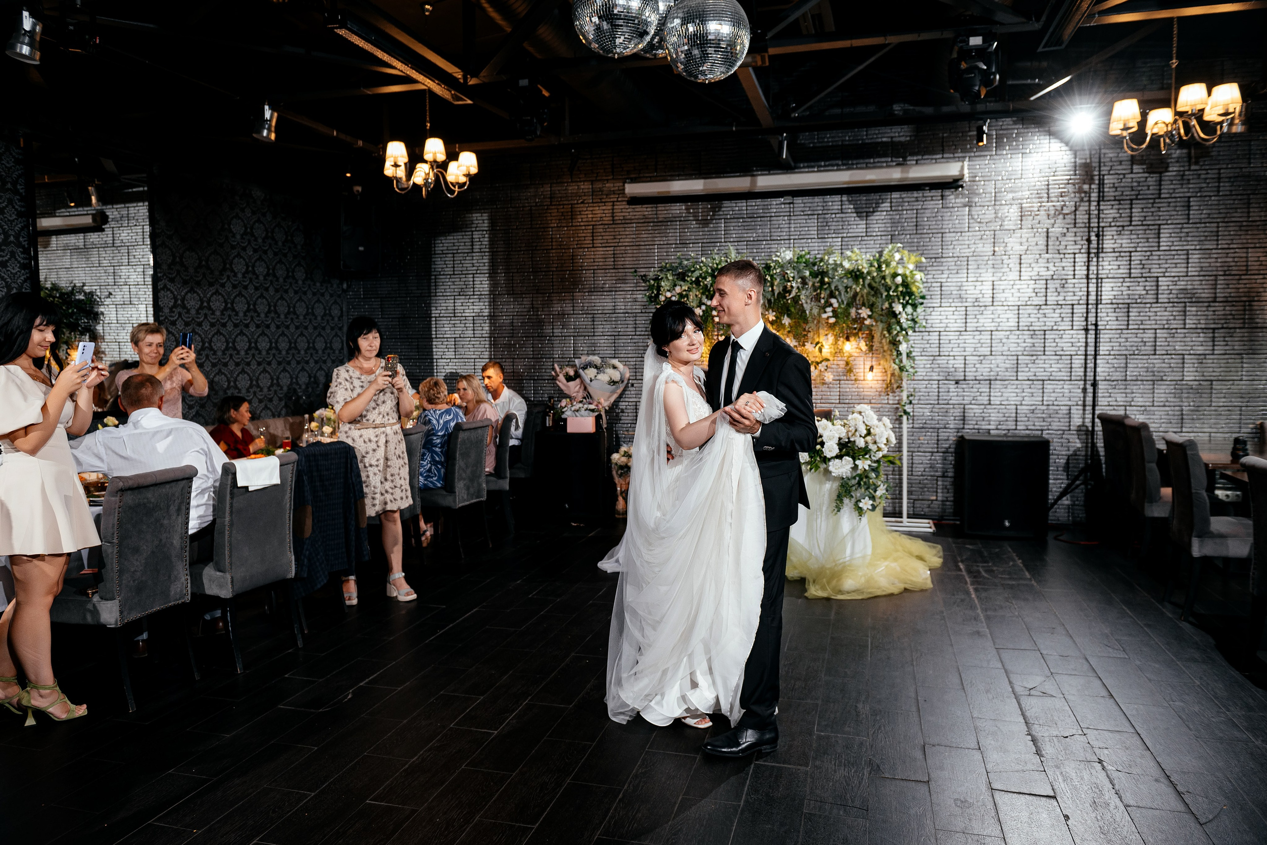 Свадьба с венчанием в Щелково. Прогулка в Гребнево, ресторан Кинза, отель Премиум. Свадебный и семейный фотограф Виктория Носачёва. Щелково, Москва и МО