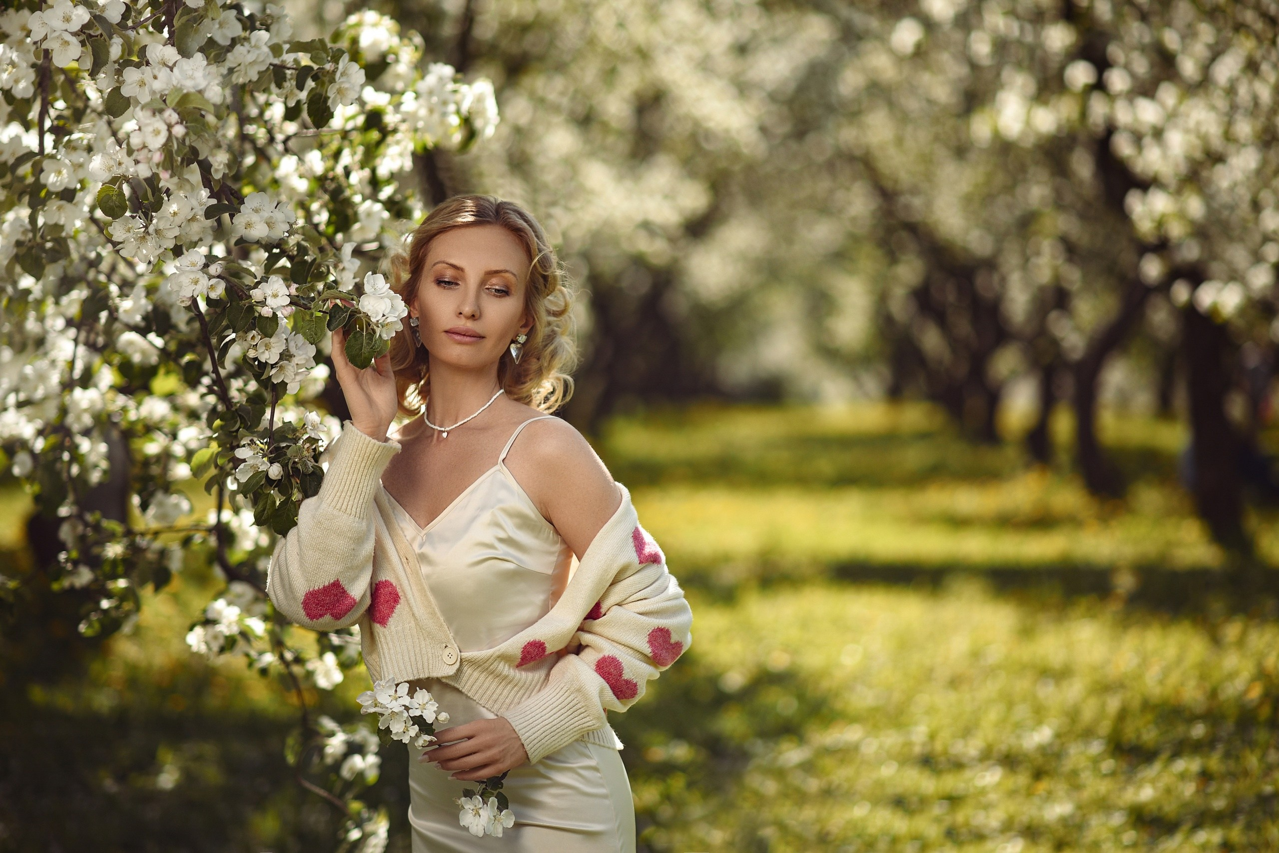 Девушка в цветении. Компания и фотошкола по созданию контента в Москве