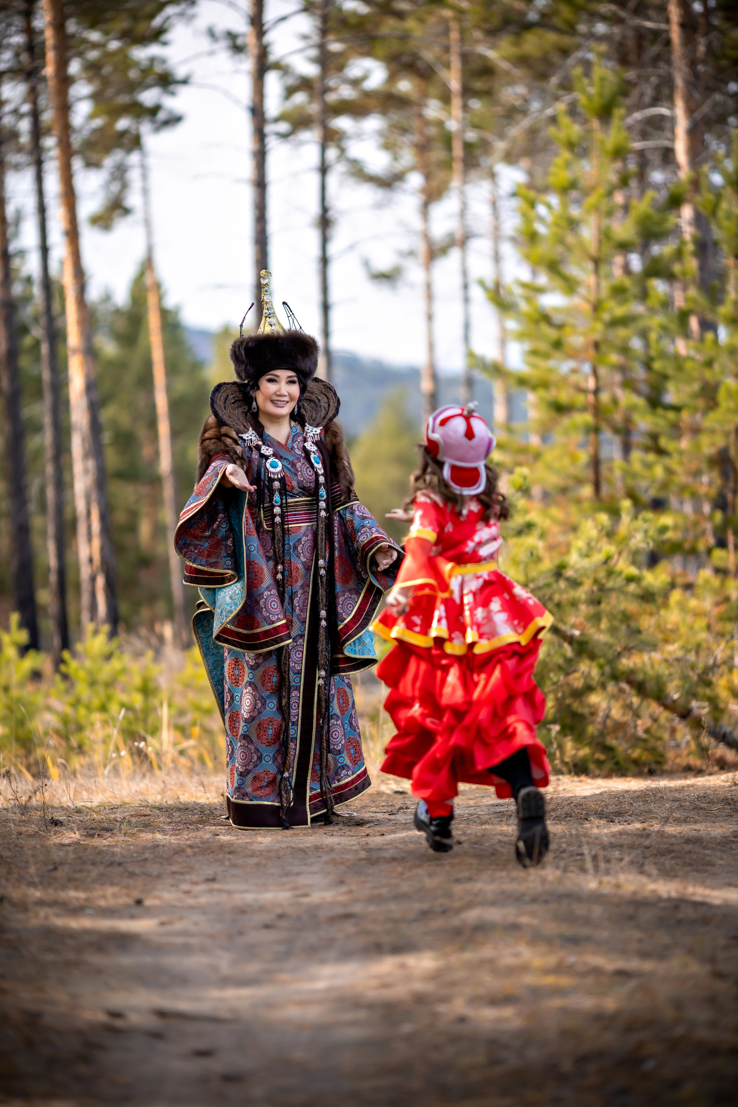В национальных костюмах. Организую и проведу любые фотосессии в солнечной Бурятии, в Улан-Удэ!