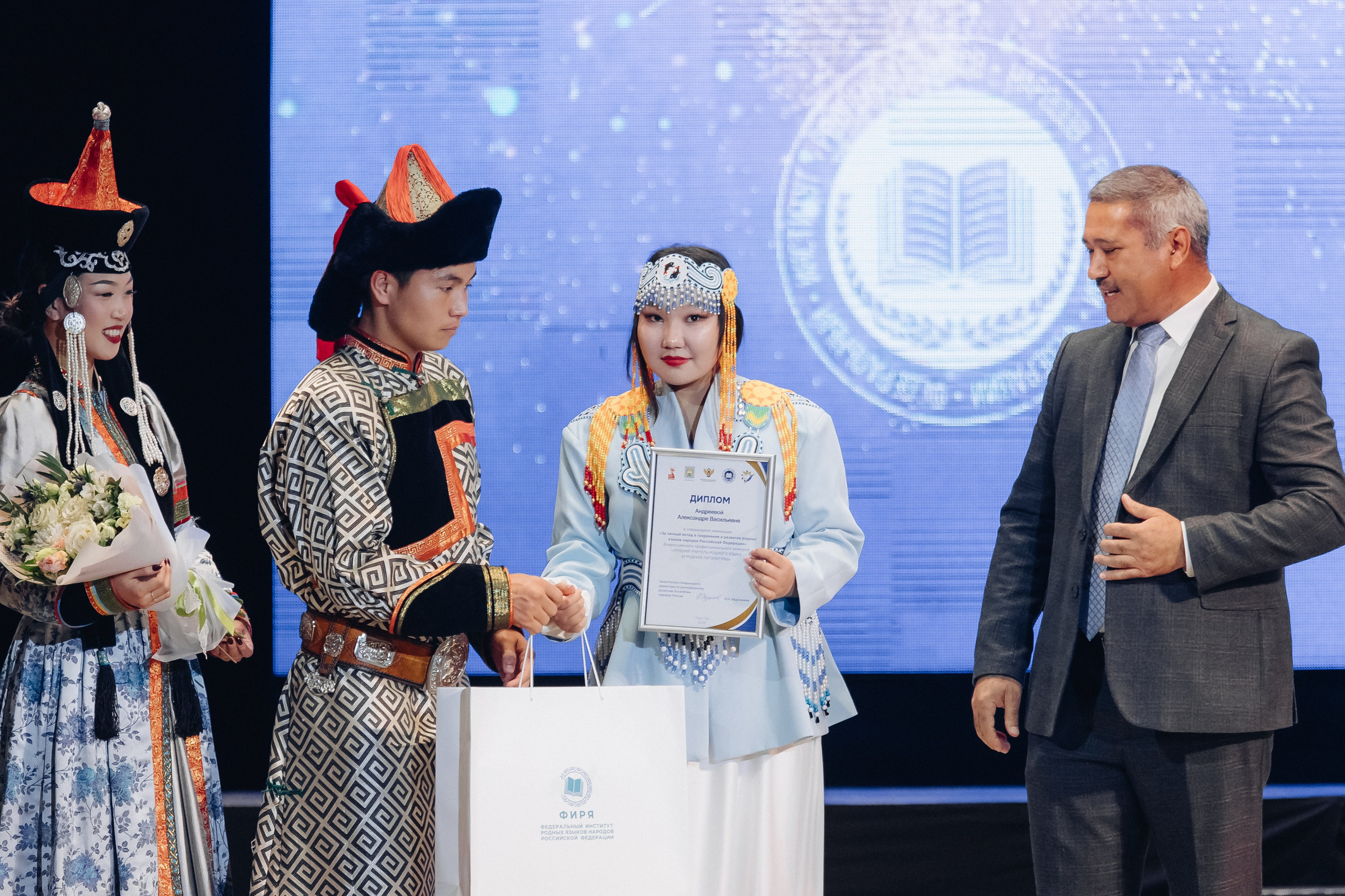 Лучший учитель родного языка и литературы 2025. Свадебный и семейный фотограф в Улан-Удэ