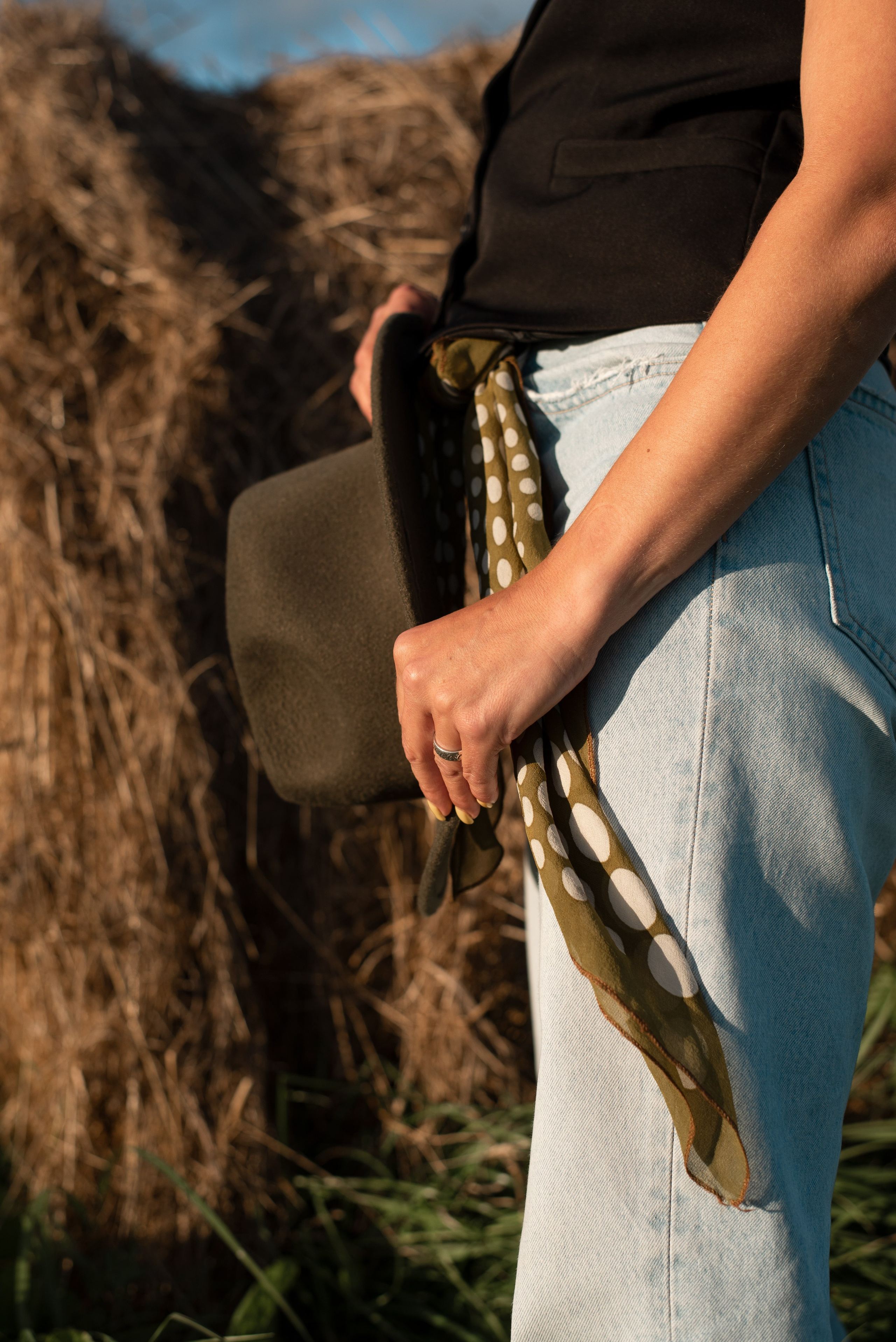 Портретная съемка, портрет девушки, фотография, фотограф спб, портретный фотограф спб, студийная съемка, съемка в студии, профессиональный фотограф, фотосессии дома, фотосессия с девушкой, домашние съемки, фотосессия с парнем, фото со стогами, летняя фотосессия, фотосессия в поле, стога, лето, поле, lifestyle фотография, фотограф спб, питер фотограф, лавстори, лайфстайл