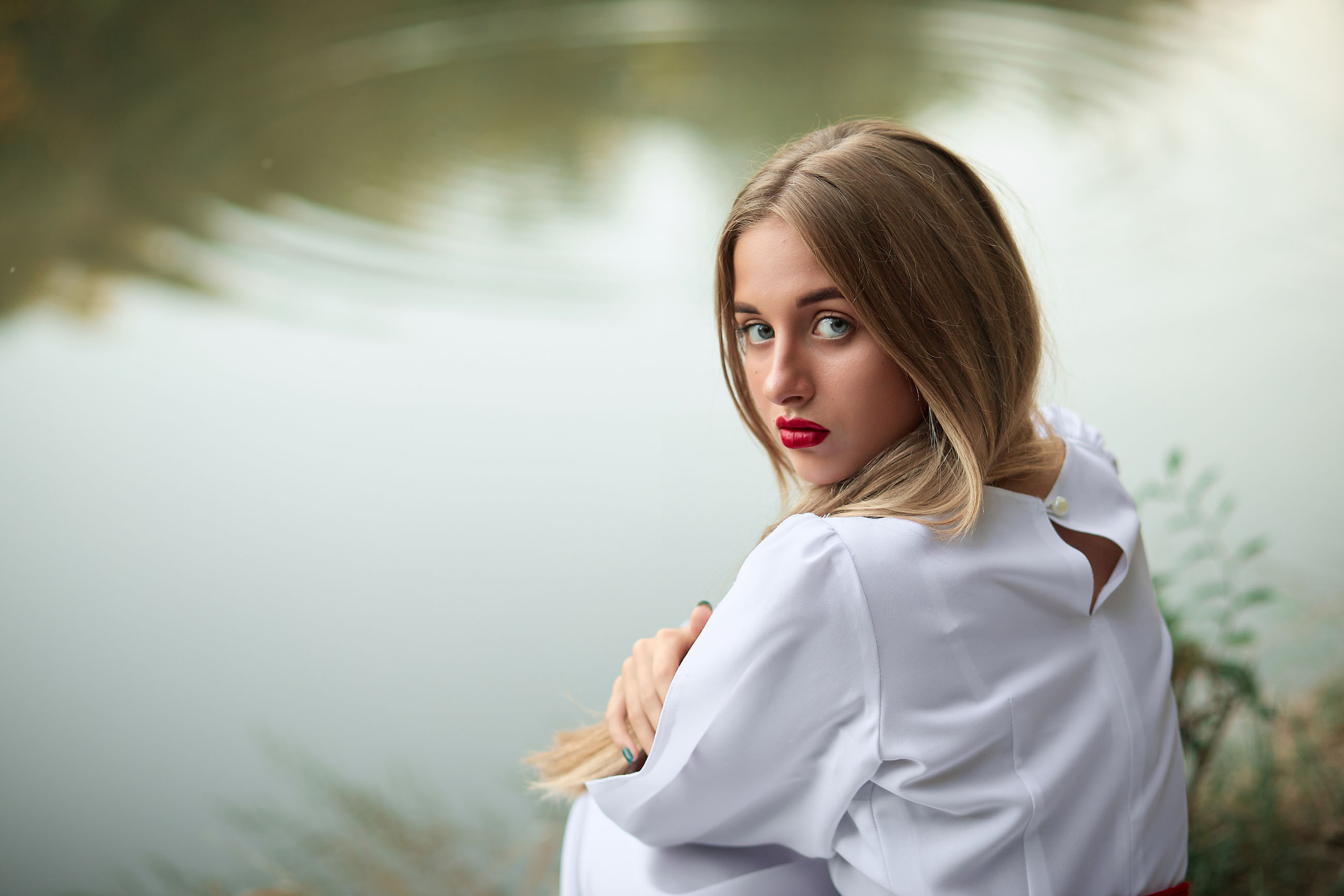 Красивый взгляд девушки на фотосесии