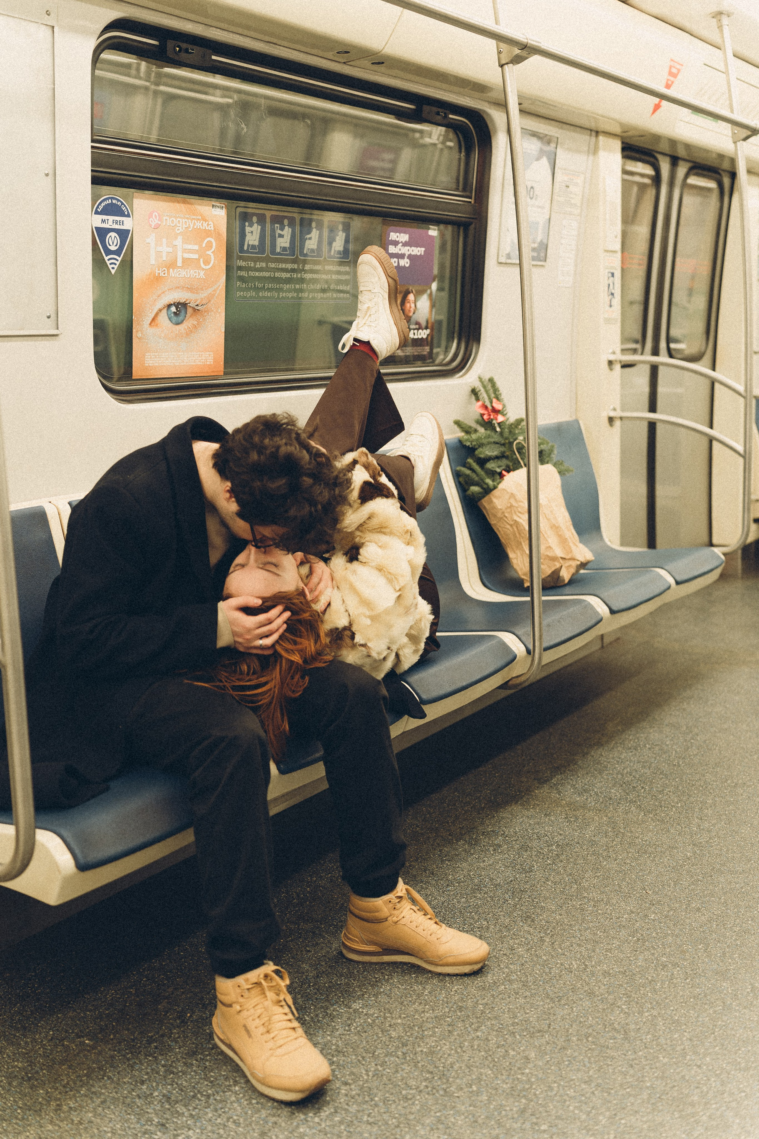 НОВОГОДНЯЯ ФОТОСЕСИИЯ ПАРЫ В МЕТРО ЛЮБОВЬ. Профессиональный фотограф, Санкт-Петербург — Виктория Богомолова
