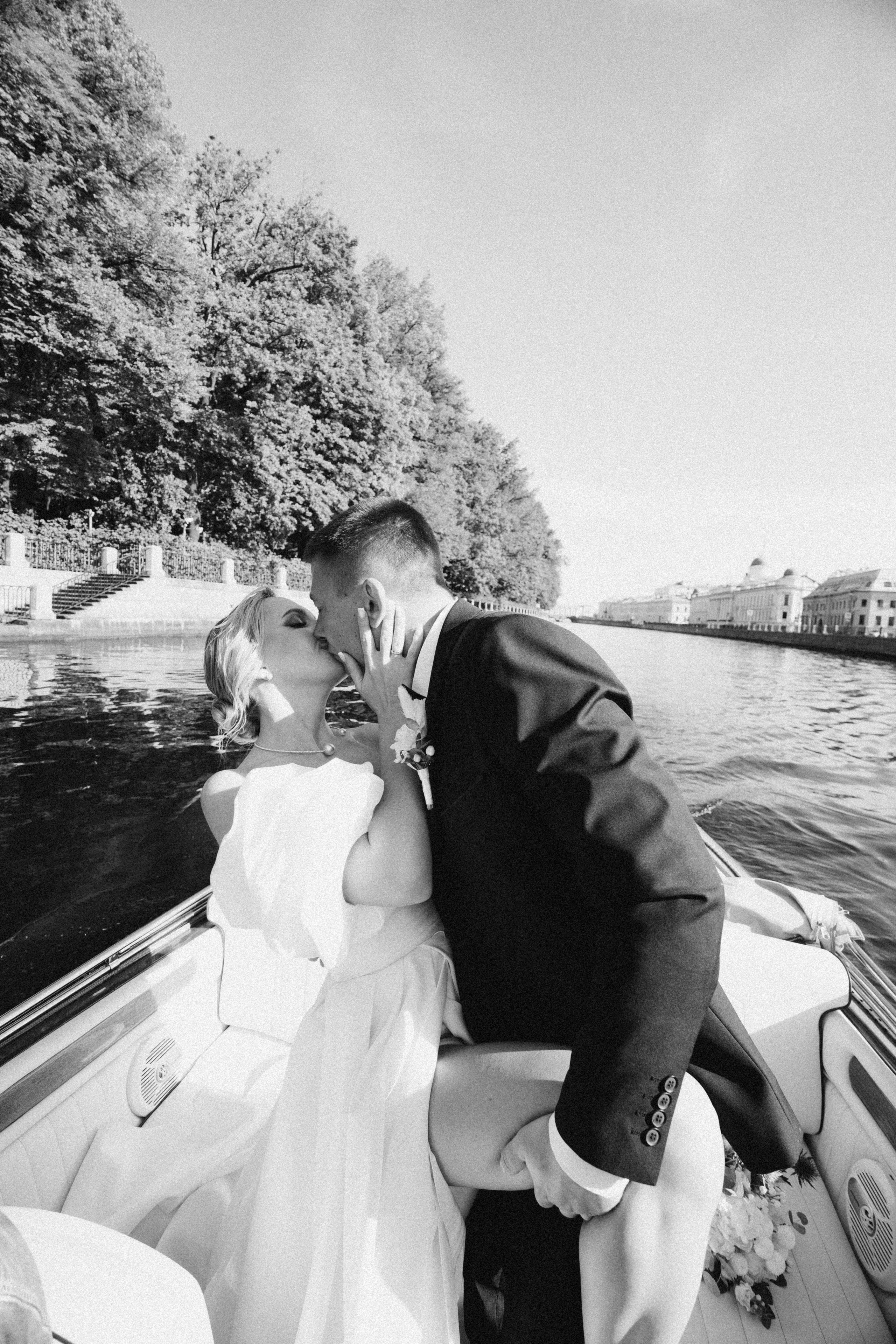 СВАДЕНБНАЯ СЬЕМКА НА КАТЕРЕ ПО КАНАЛАМ САНКТ-ПЕТЕРБУРГА И В АКВАТОРИИ НЕВЫ. Профессиональный фотограф, Санкт-Петербург — Виктория Богомолова