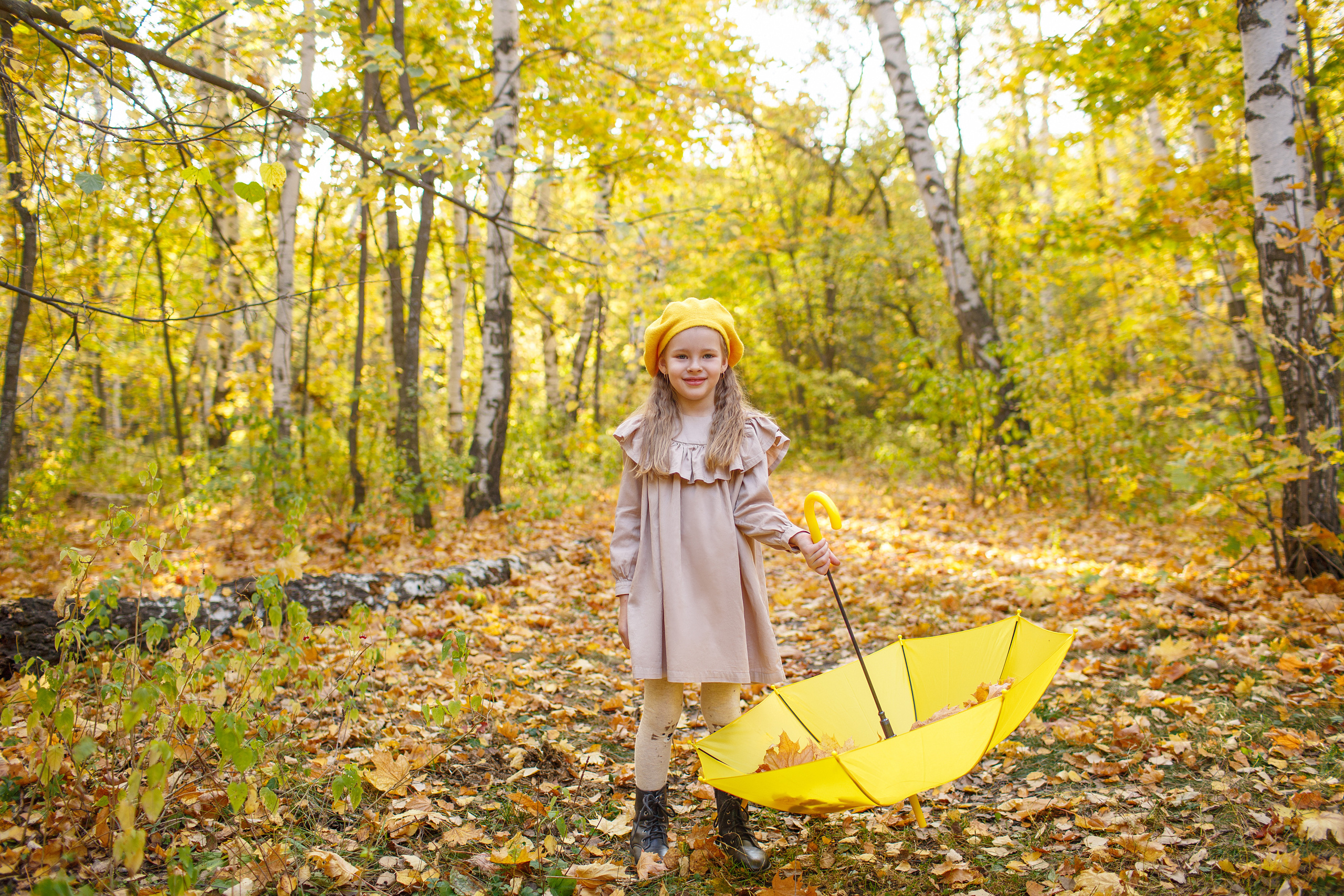 Красивая детская осенняя фотосессия с желтым зонтиком. Семейный и детский фотограф в Саратове Алексей Морковин