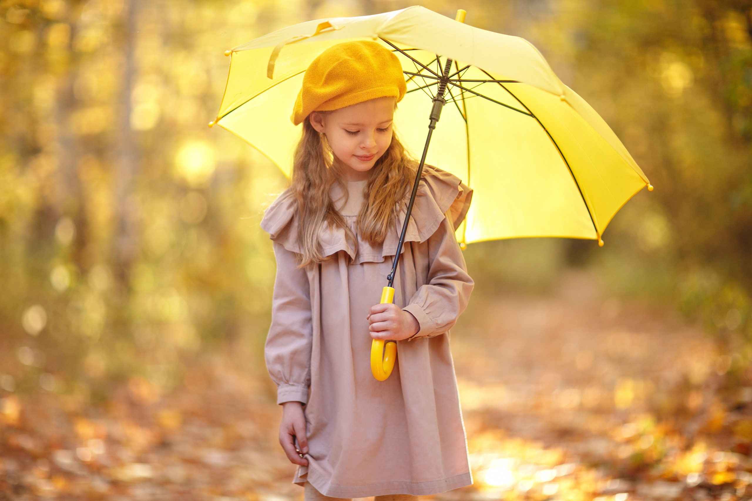 Фотосессия с желтым зонтиком