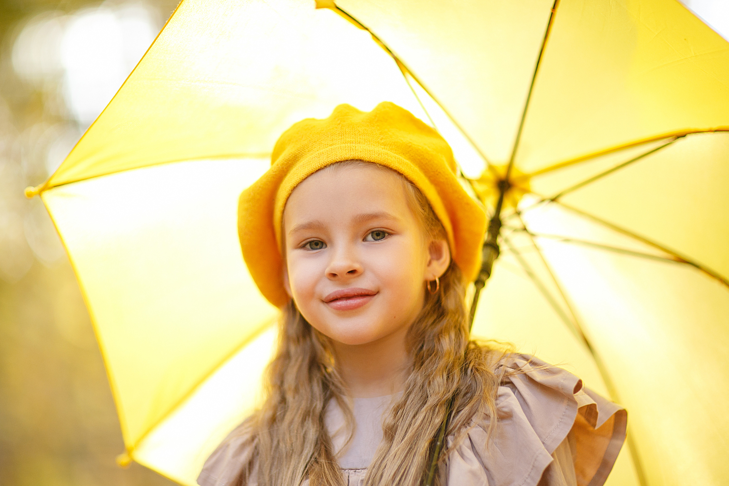 Красивая детская осенняя фотосессия с желтым зонтиком. Семейный и детский фотограф в Саратове Алексей Морковин