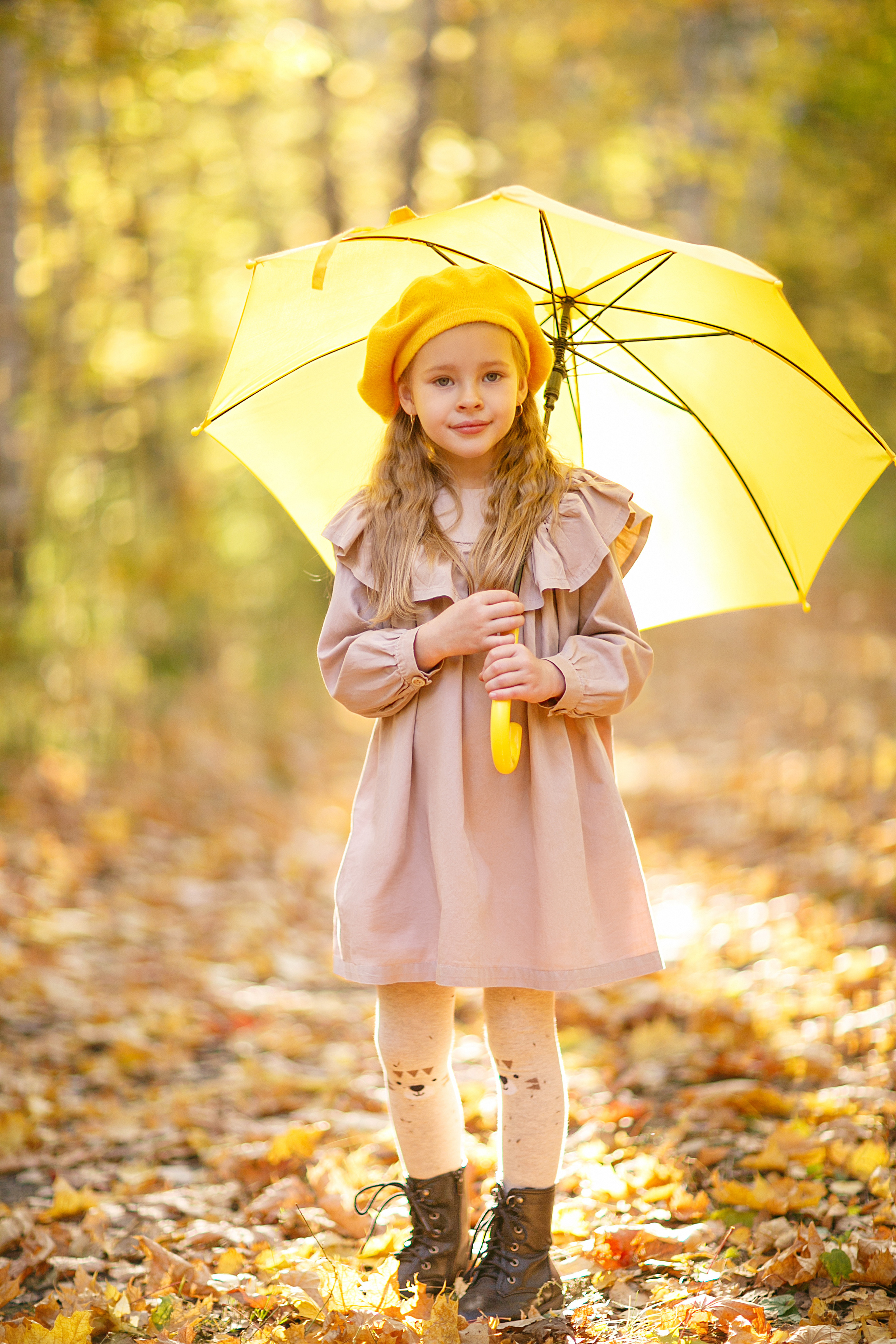 Красивая детская осенняя фотосессия с желтым зонтиком. Семейный и детский фотограф в Саратове Алексей Морковин