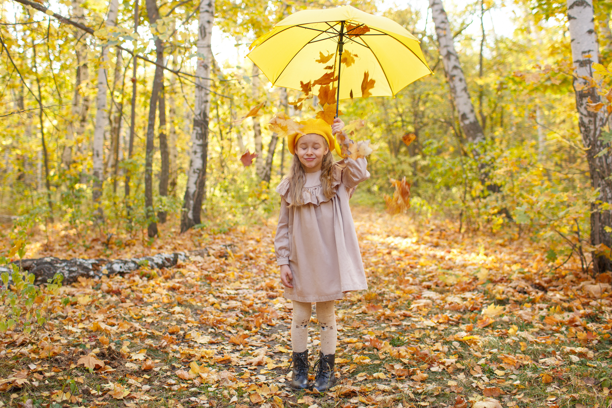Красивая детская осенняя фотосессия с желтым зонтиком. Семейный и детский фотограф в Саратове Алексей Морковин