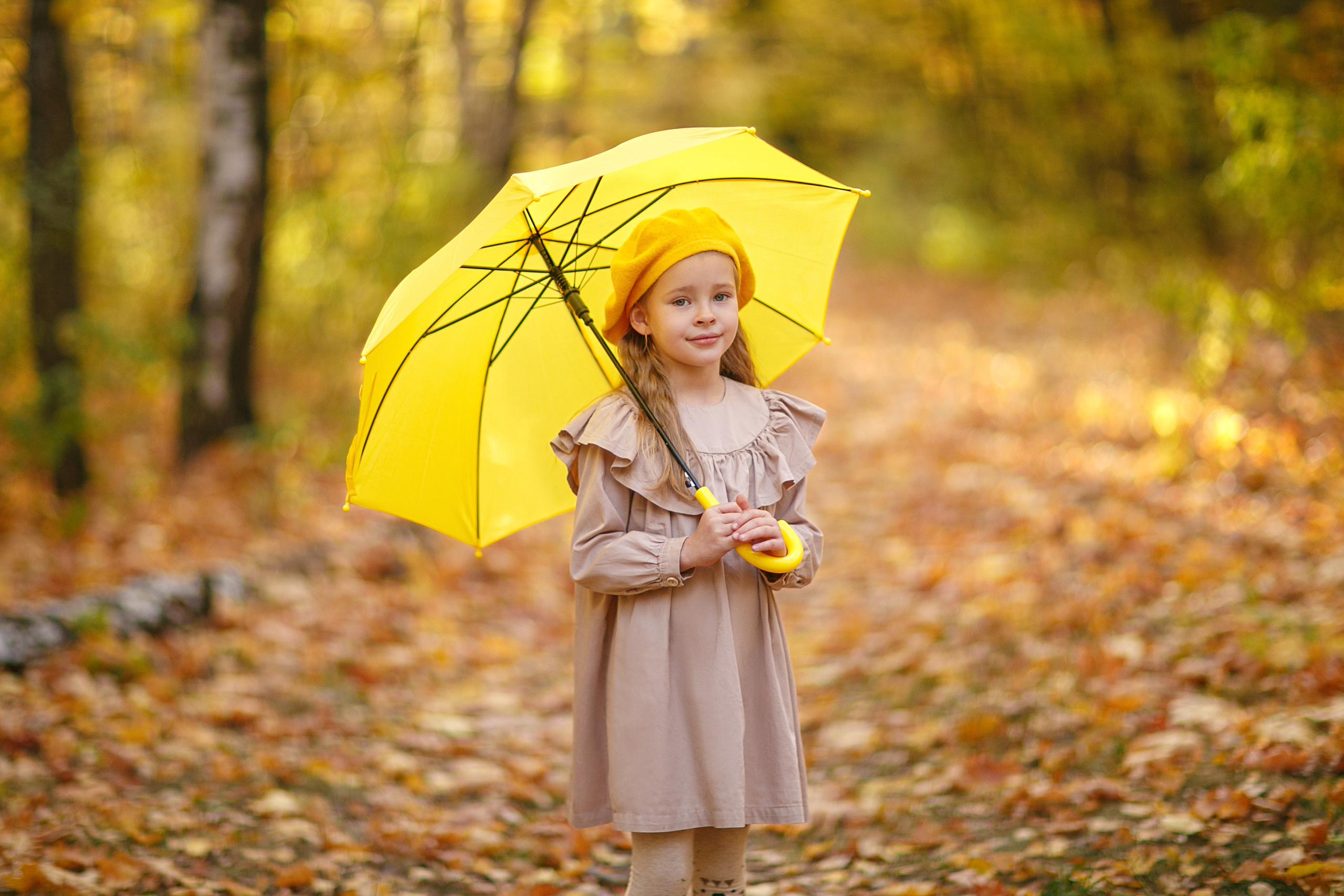 Красивая детская осенняя фотосессия с желтым зонтиком. Семейный и детский фотограф в Саратове Алексей Морковин