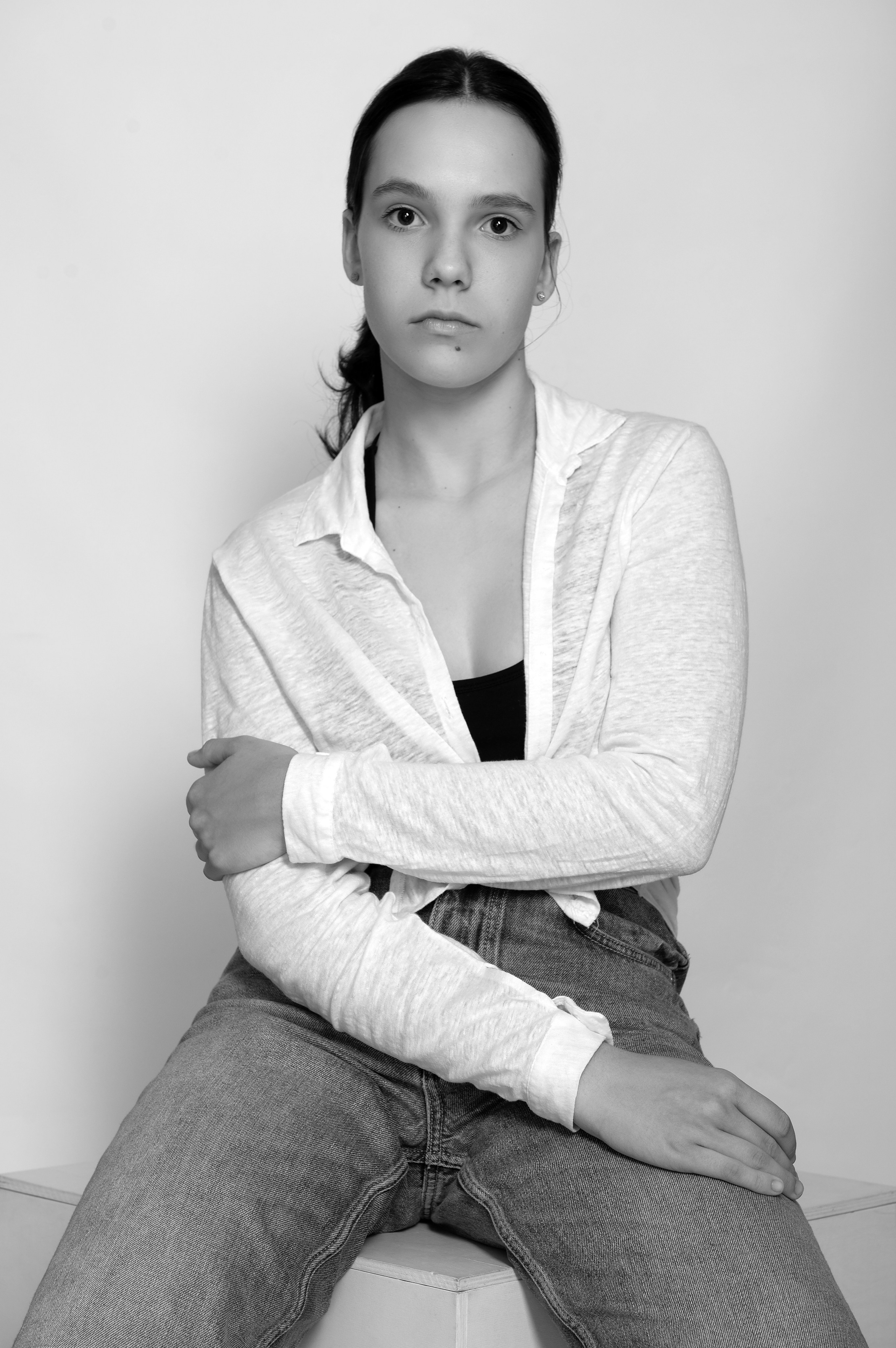 Модельное портфолио, девушка в джинсах и белой рубашке, съемка для модельного агентства, модельные тесты