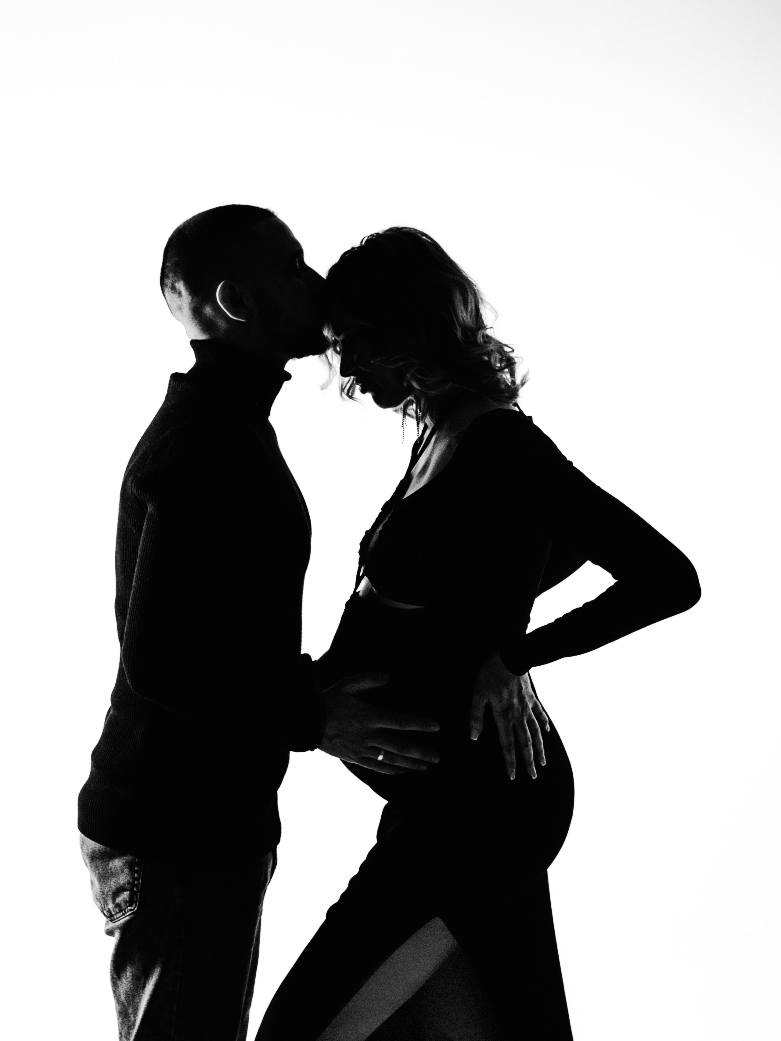 Нежный жест поддержки и близости в контровом свете создаёт эмоциональный акцент для семейной love‑story «+1».