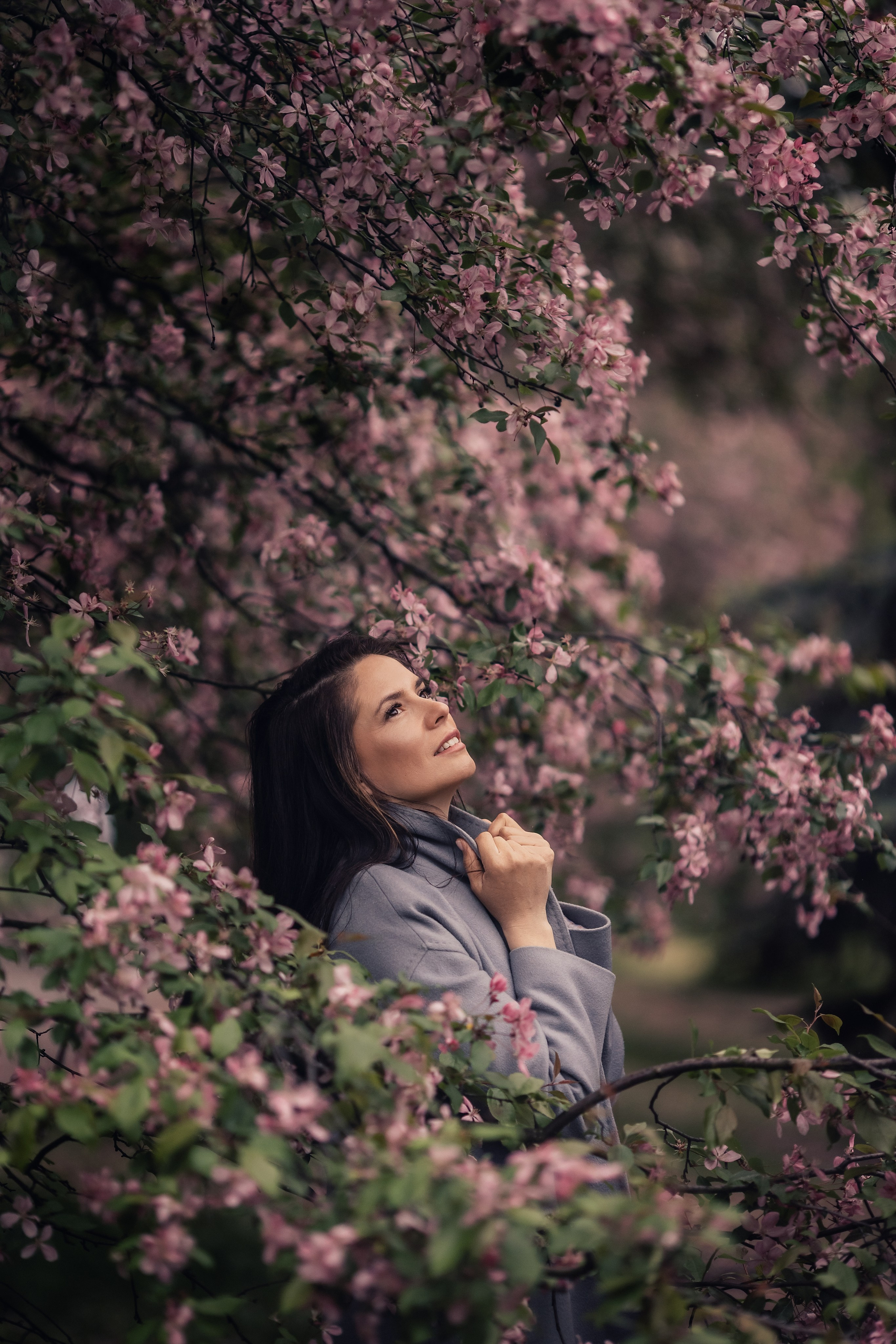 Дождливый яблоневый сад с Лизой. Фотограф в Москве Наталья Спиридонова