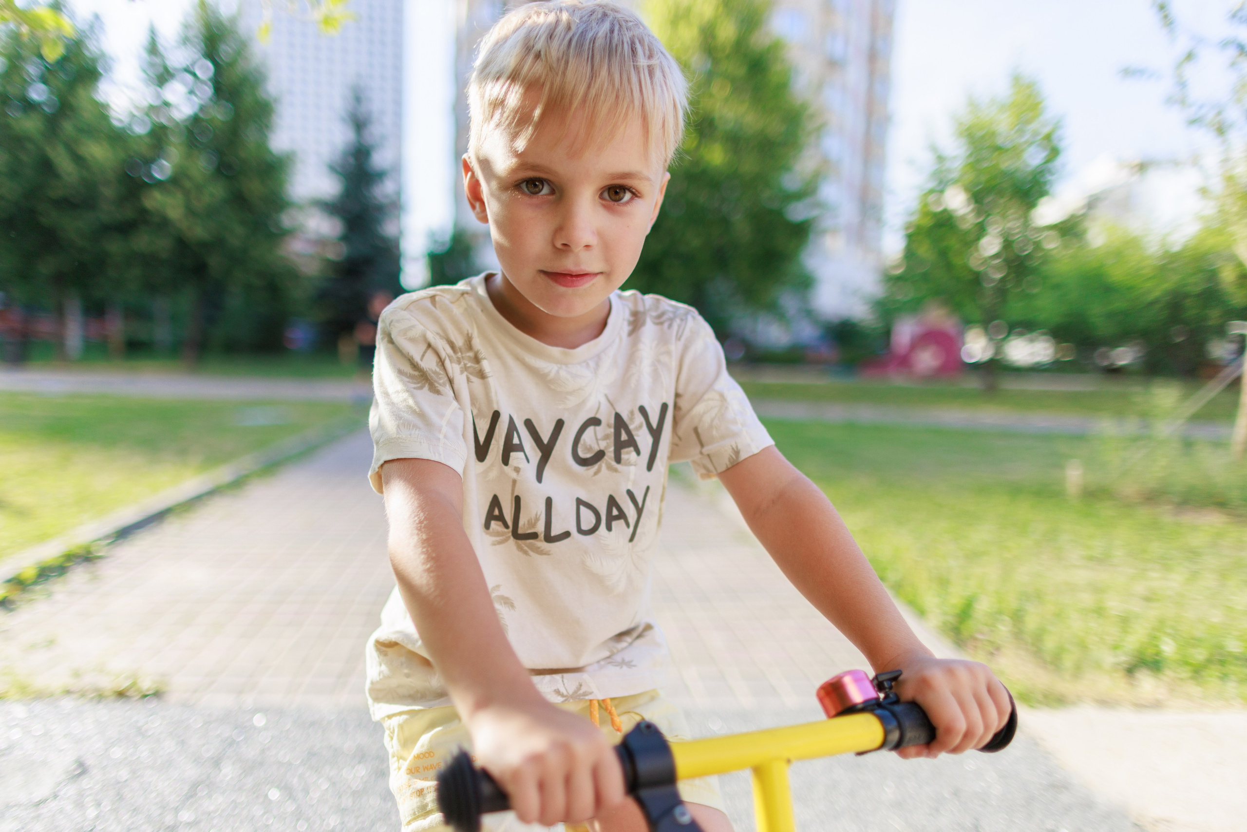 Фото мальчика на велосипеде на прогулке