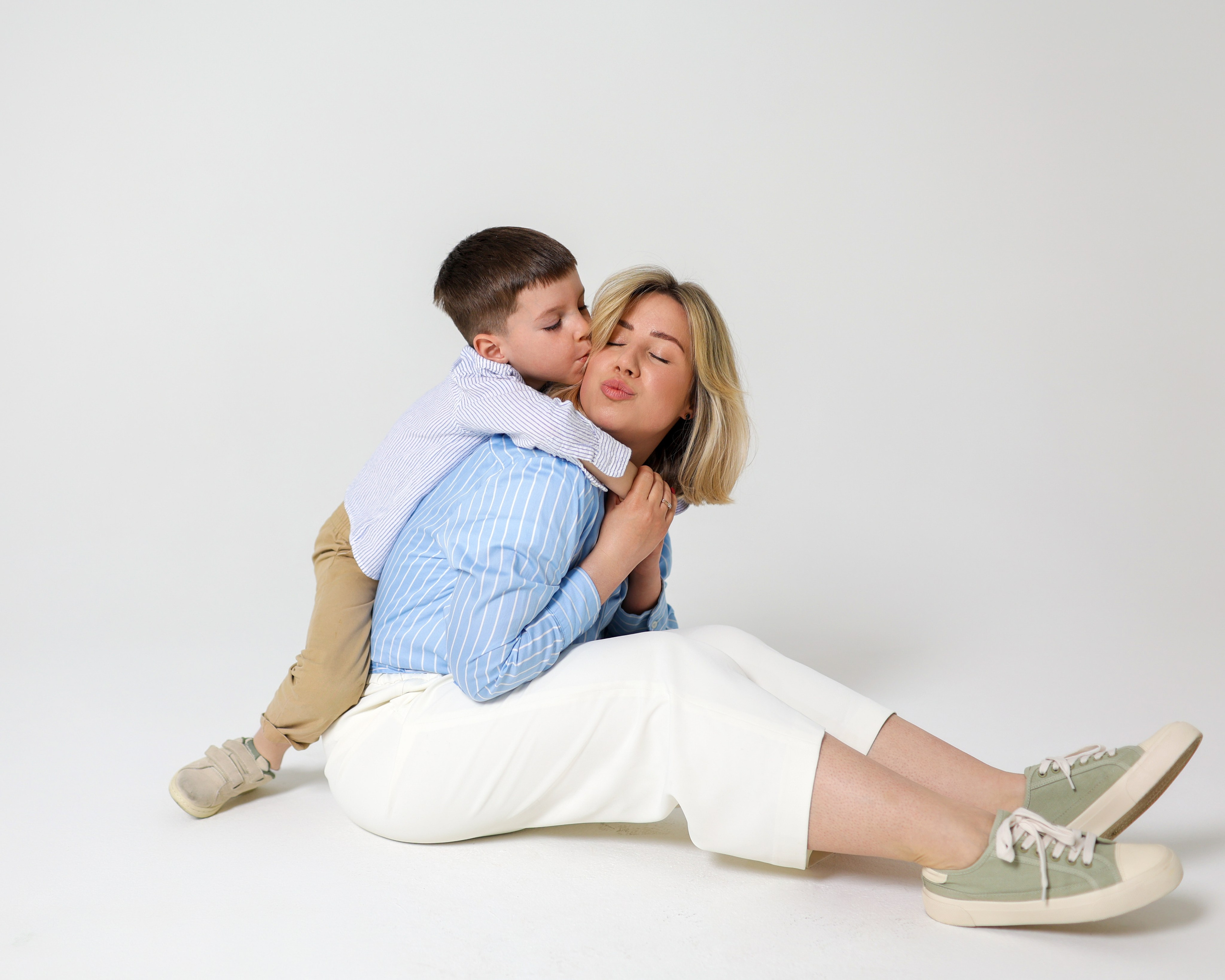 Мама с сыном играют