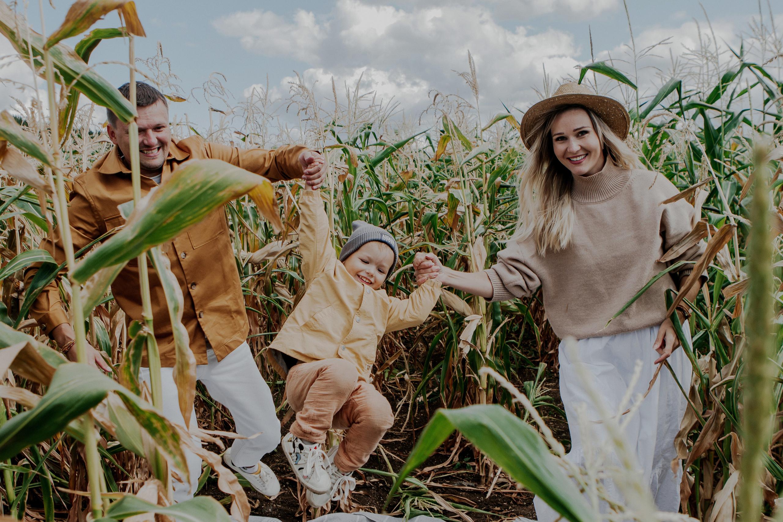 Семейная фотосессия природа. Свадебный и семейный фотограф Ибрагимова Мария из Екатеринбурга