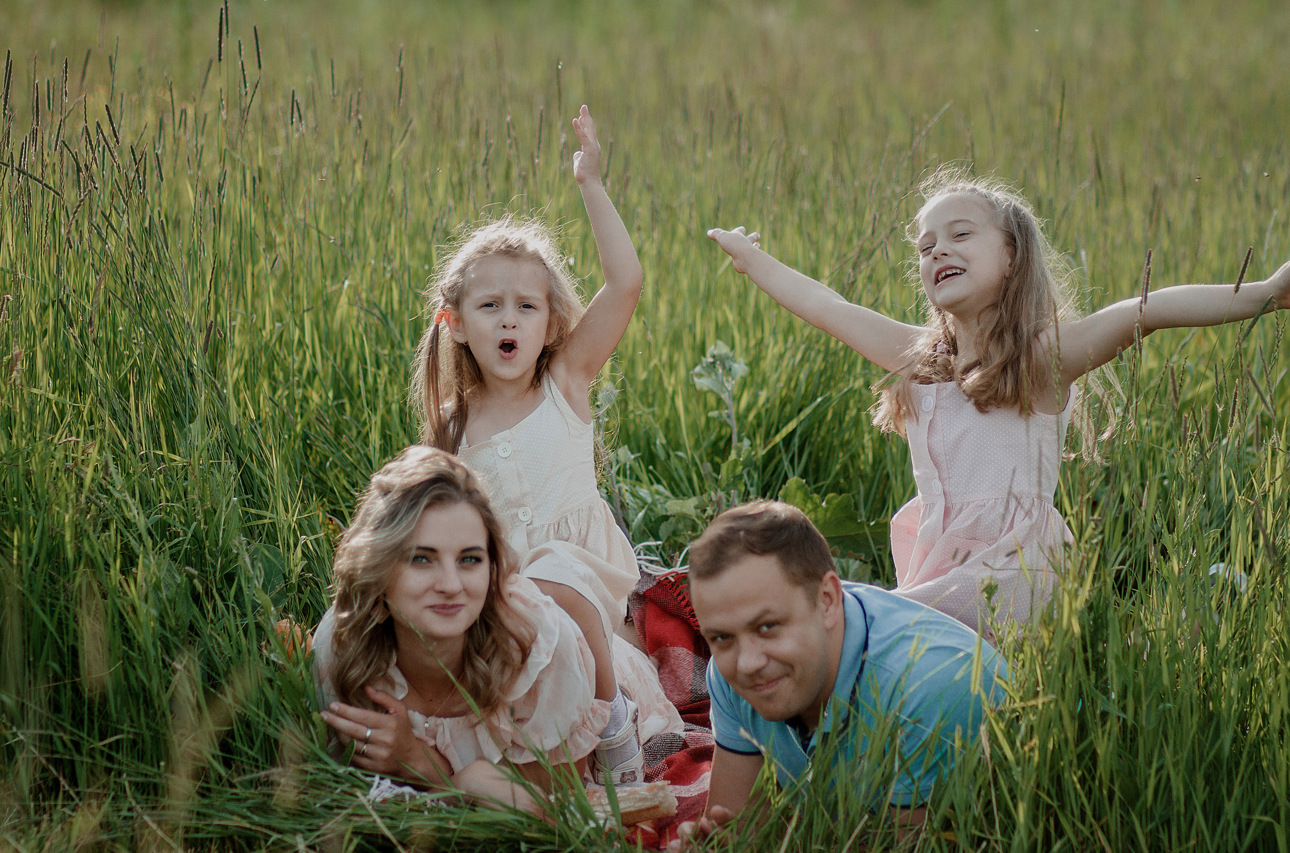 Семейная фотосессия прогулка. Свадебный и семейный фотограф Ибрагимова Мария из Екатеринбурга