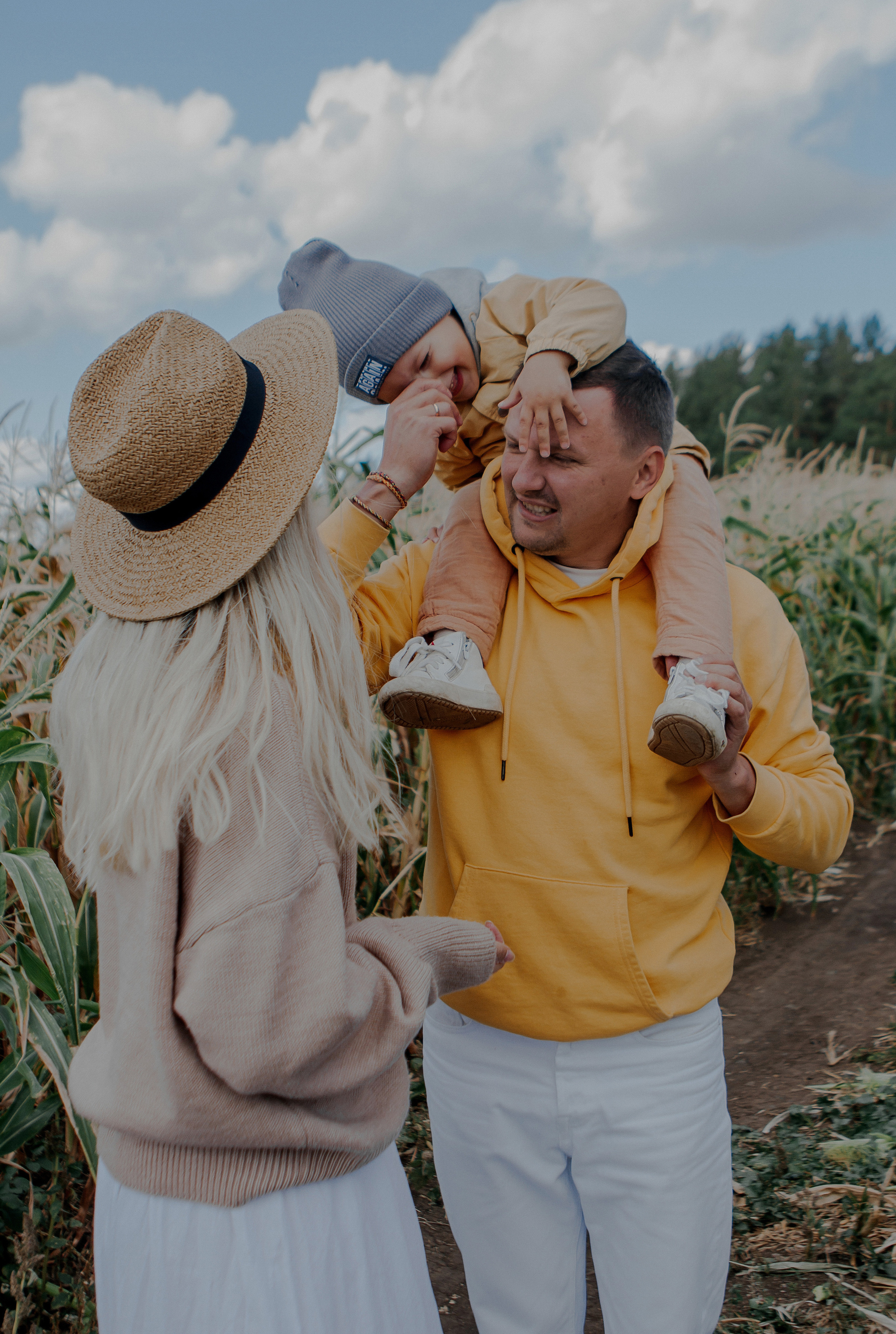 Семейная фотосессия природа. Свадебный и семейный фотограф Ибрагимова Мария из Екатеринбурга