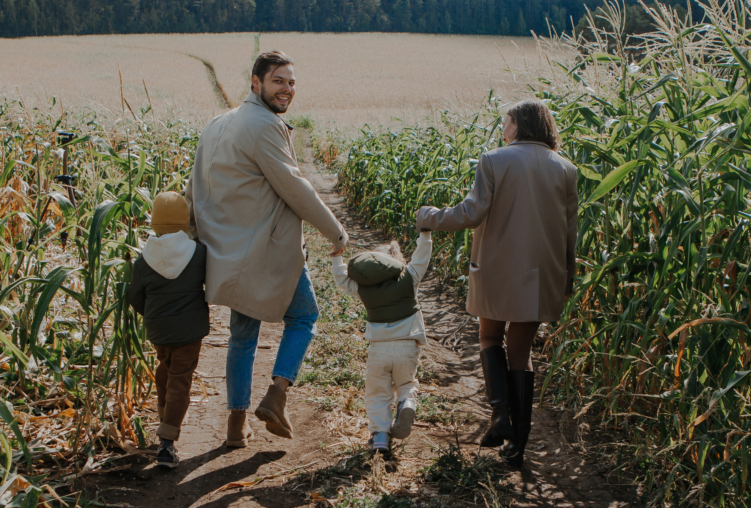 Семейная фотосессия природа. Свадебный и семейный фотограф Ибрагимова Мария из Екатеринбурга