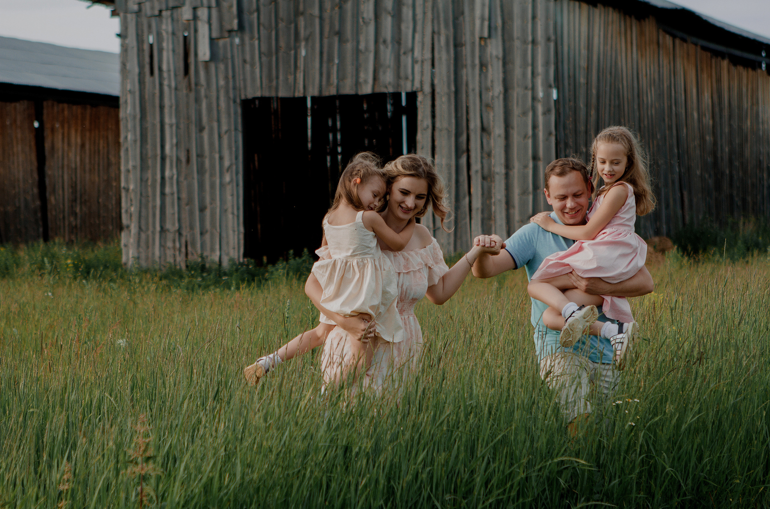 Семейная фотосессия прогулка. Свадебный и семейный фотограф Ибрагимова Мария из Екатеринбурга