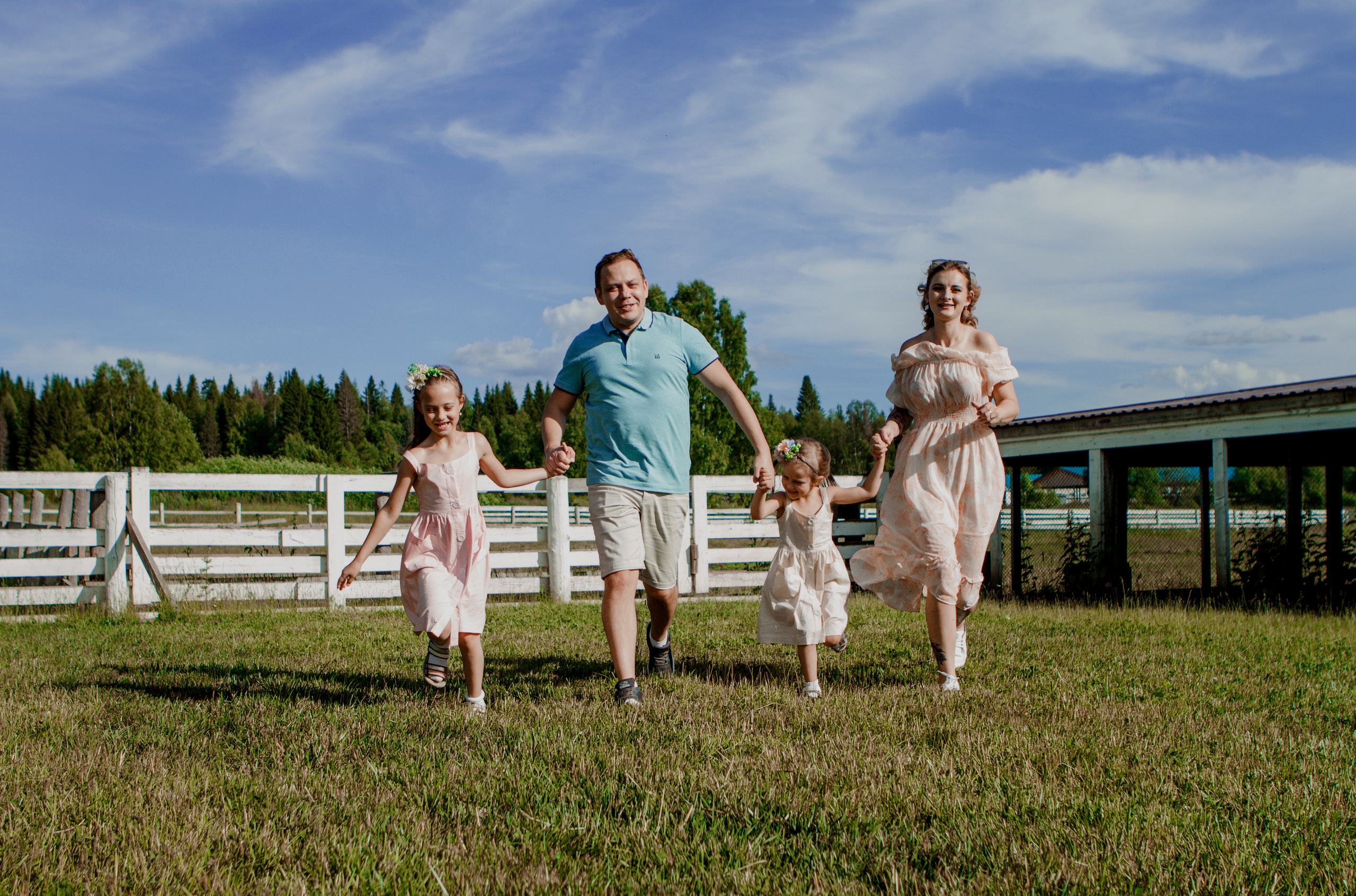 Семейная фотосессия прогулка. Свадебный и семейный фотограф Ибрагимова Мария из Екатеринбурга