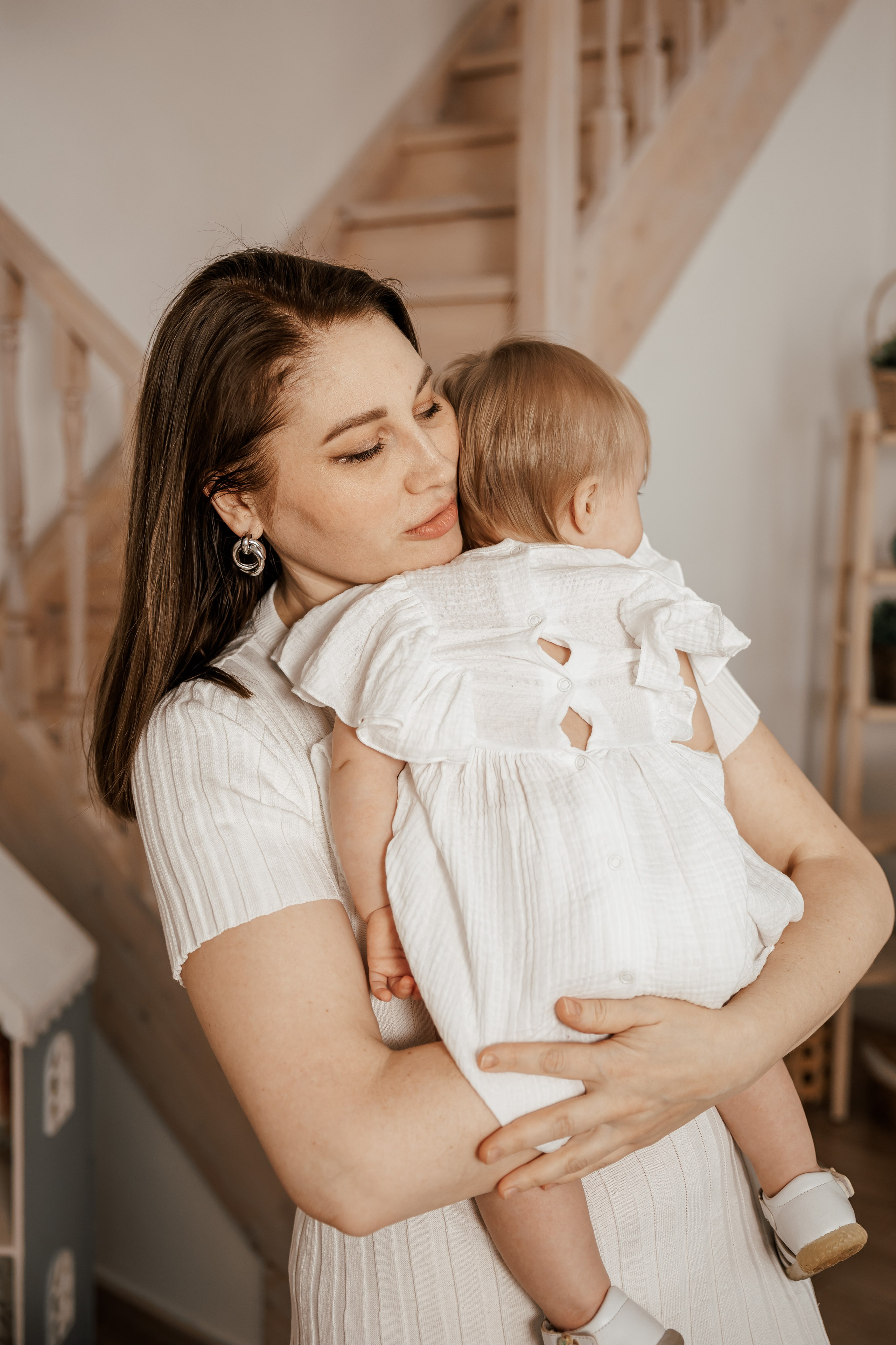 Семейная фотосессия для семьи с девочками близнецами на годик одежда в светлых тонах светлая бежевая студия в Москве теплые тона