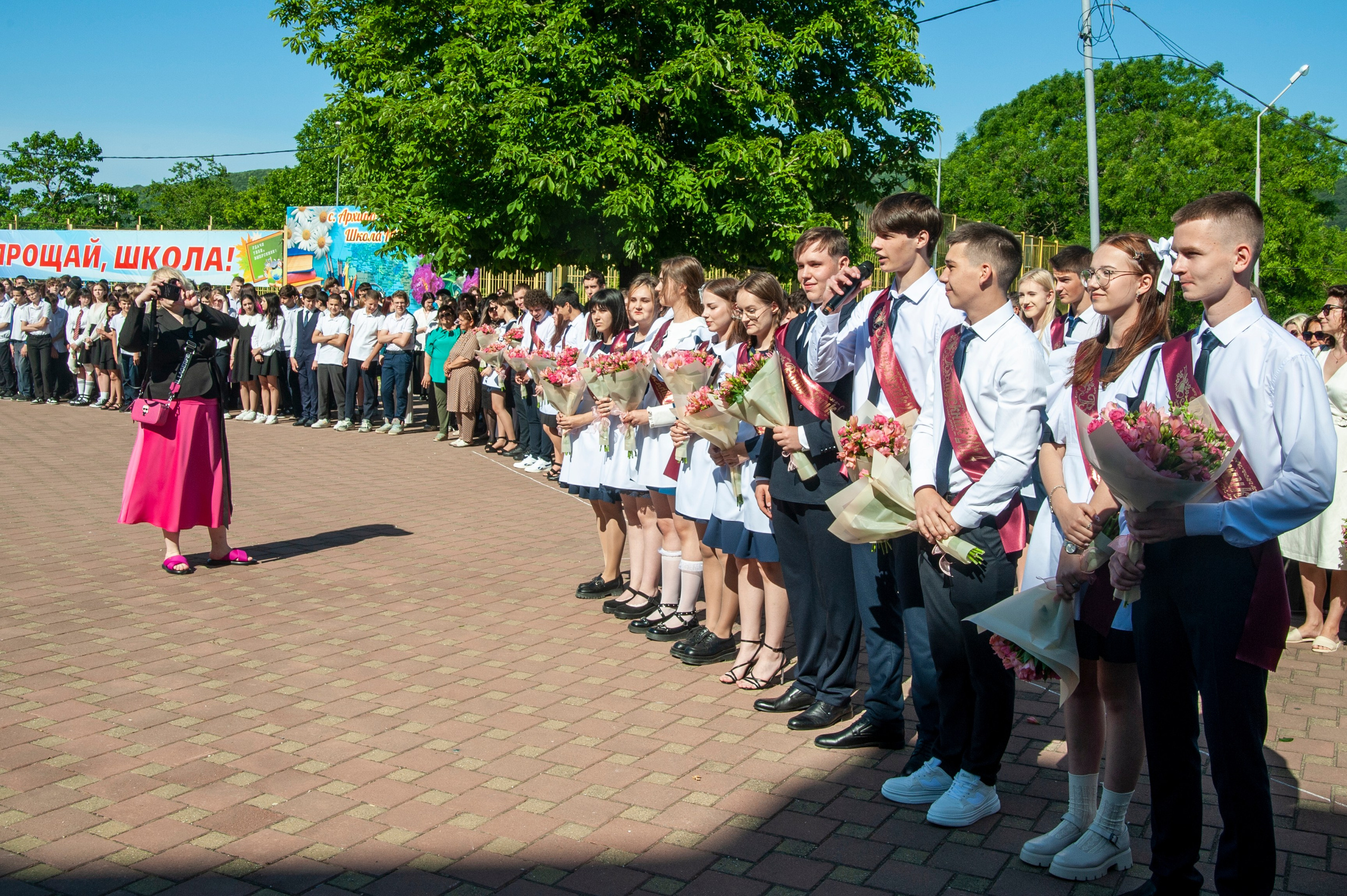 Последний Звонок МАОУ СОШ № 17 им. Эдуарда Есаяна — Архипо-Осиповка. Свадебный и семейный фотограф Денис Лукьянов в Краснодаре, Краснодарском крае и Республике Крым