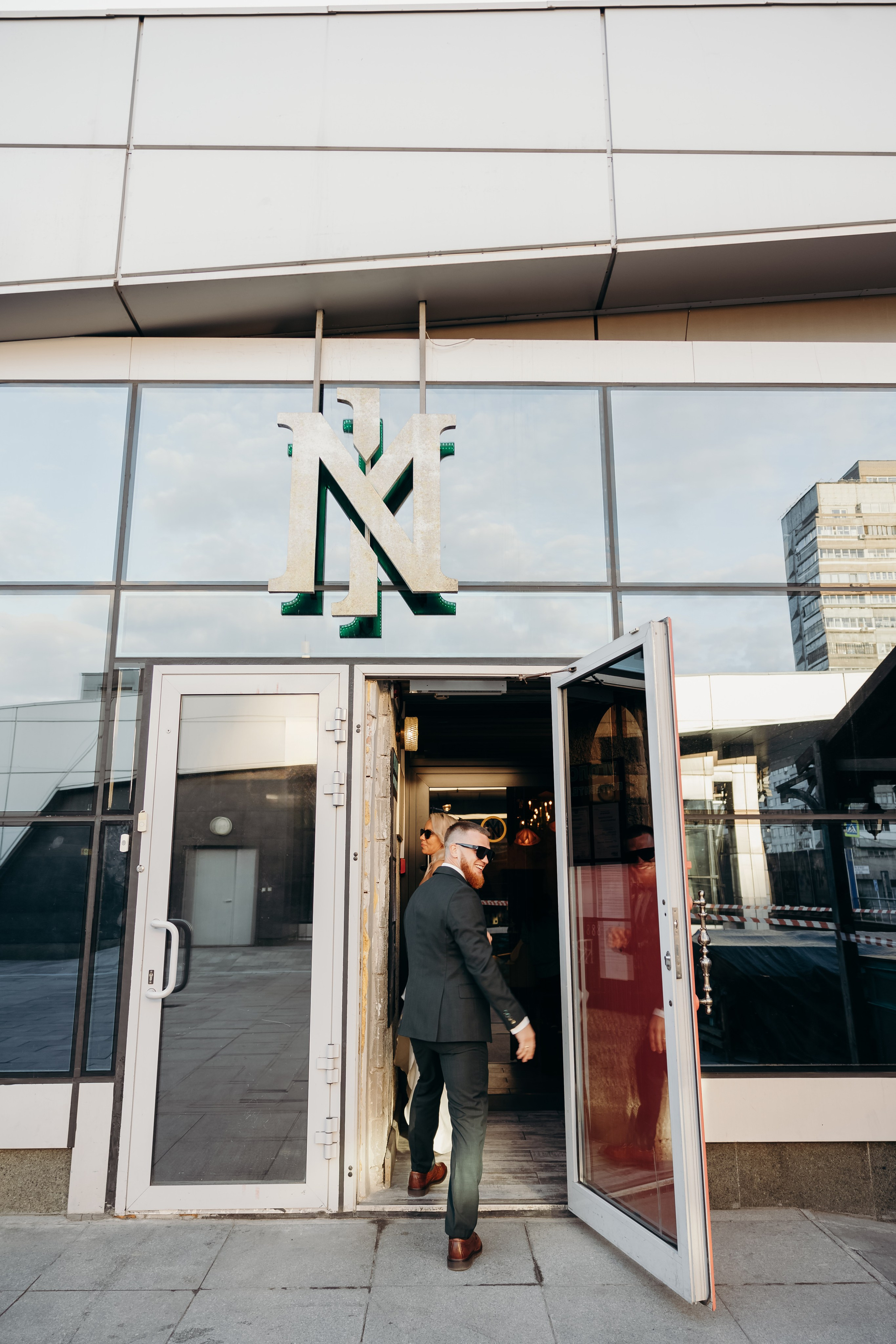 Александр и Елена (сборы, ресторан). Фотограф свадебный семейный в Красноярске Шукшина Наталья