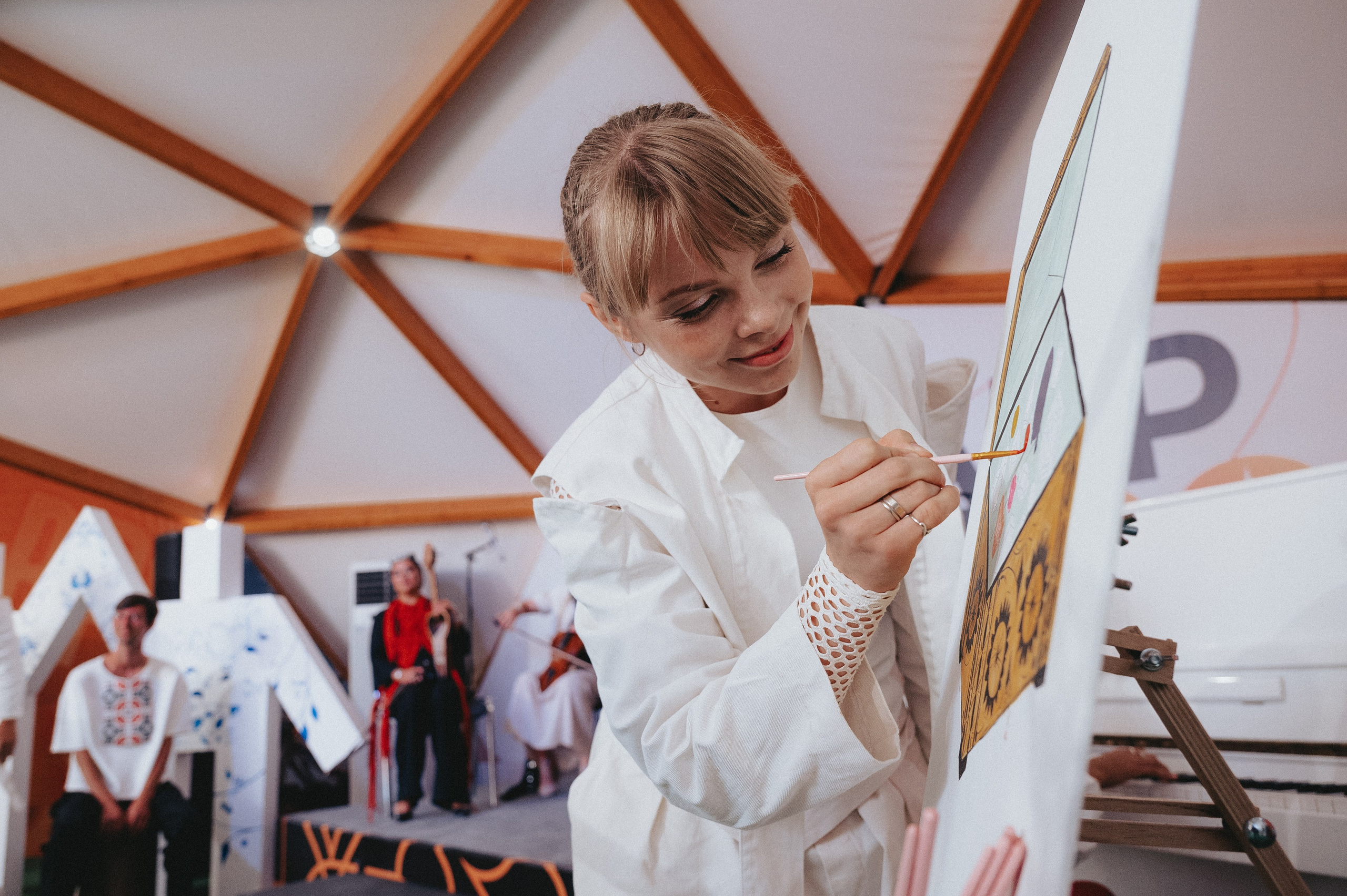 Репортажная съемка в художественной школе в Ростове-на-Дону - девушка улыбается во время рисования