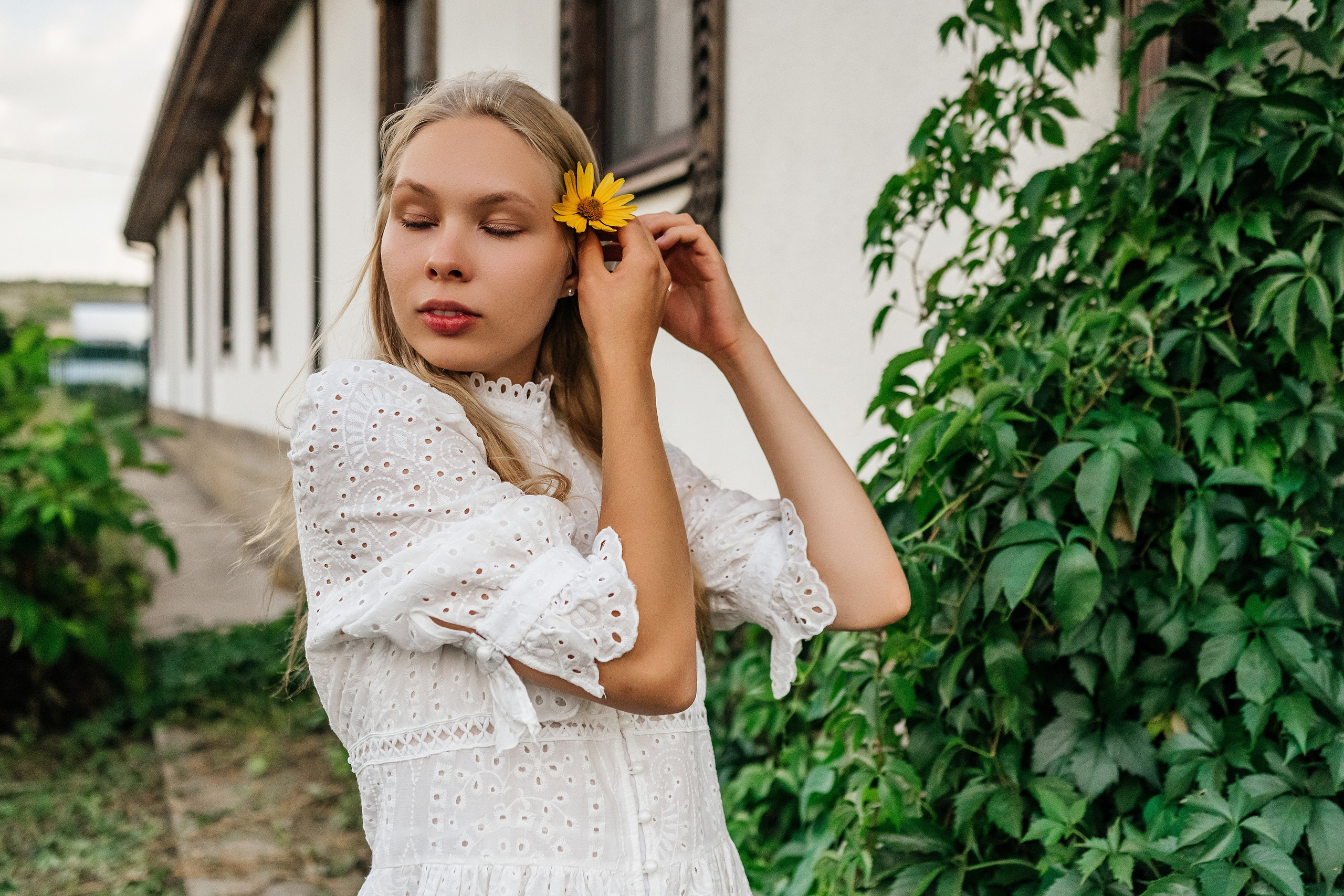 Девушка русская летом в деревне на природе. Фотограф в Каменске-Шахтинском Ольга Сагал