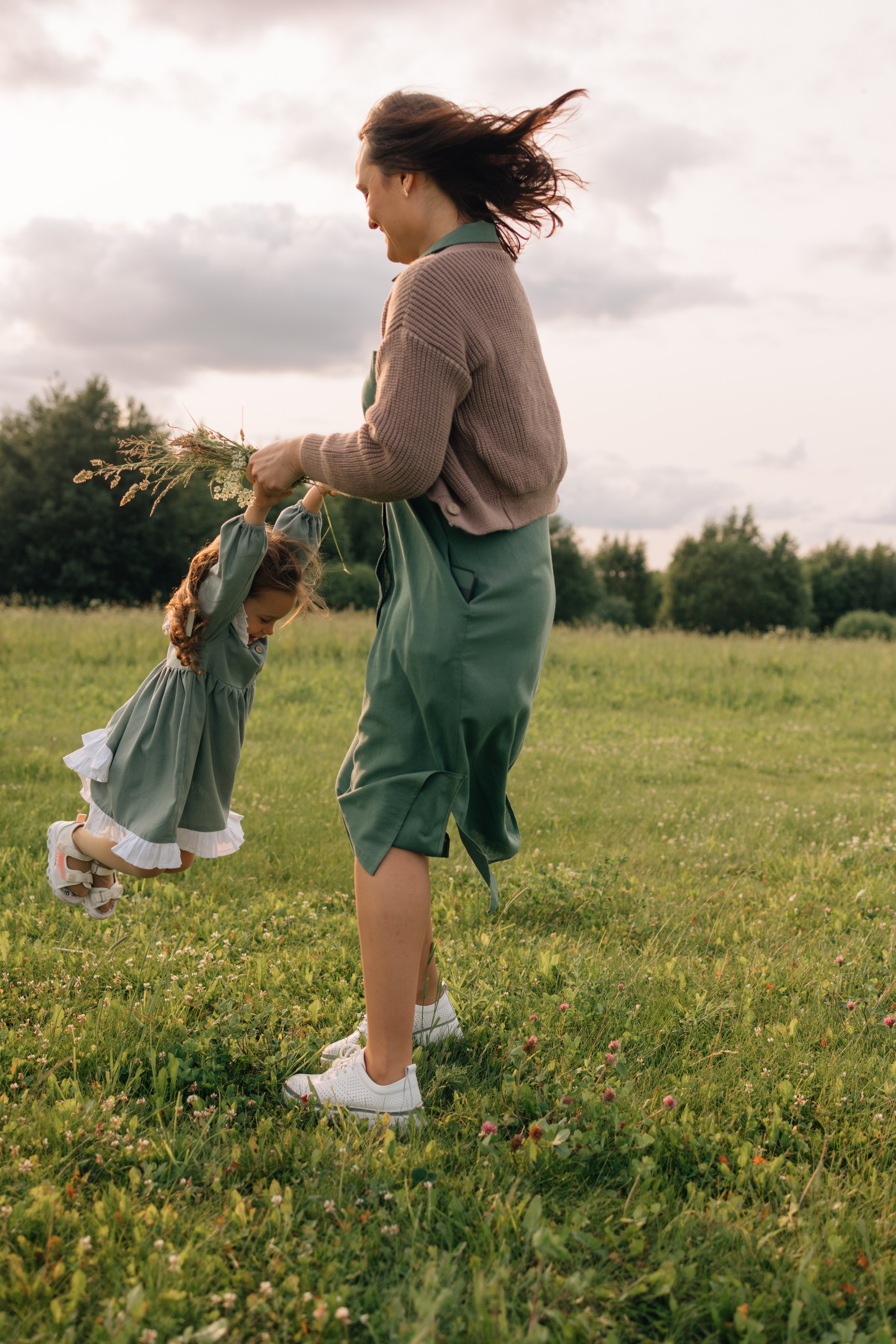 Анна, Марчелло, Настенька и Влада в поле. Фотограф Москва Светлана Кирюшина