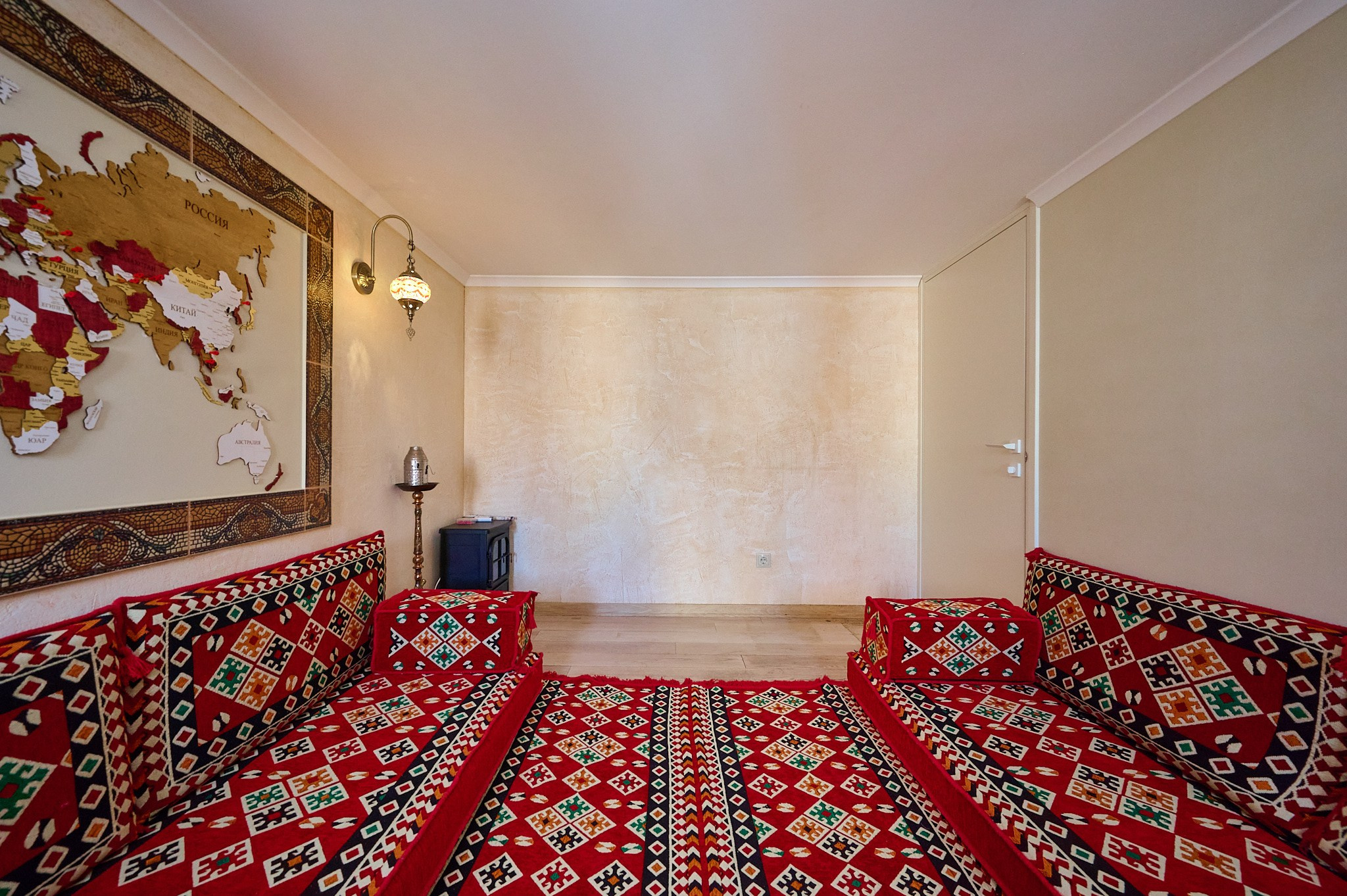 комната светлые стены цветная мебель