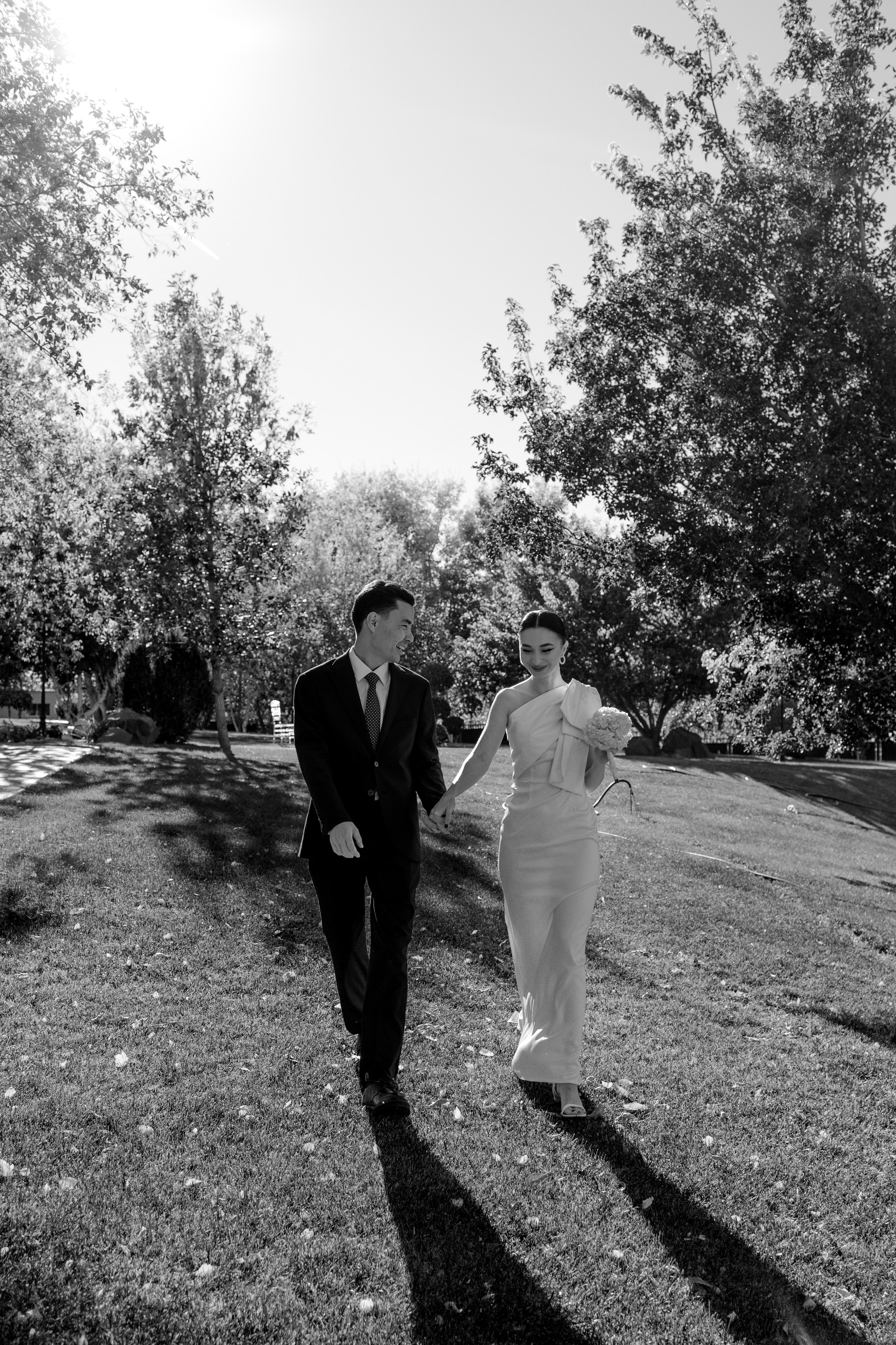 В зеленом саду. Shakhmanoff.kz