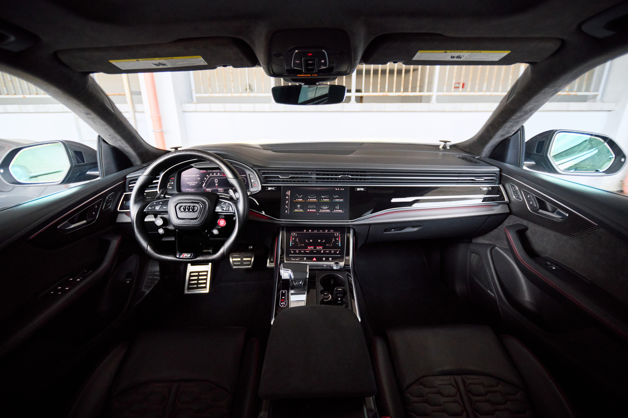Съёмка салона Audi RS Q8 с рулём, передней панелью и центральной консолью