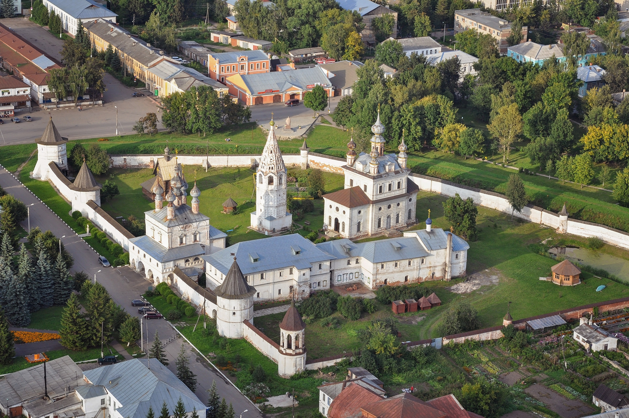 Вид сверху на Михайло-Архангельский монастырь