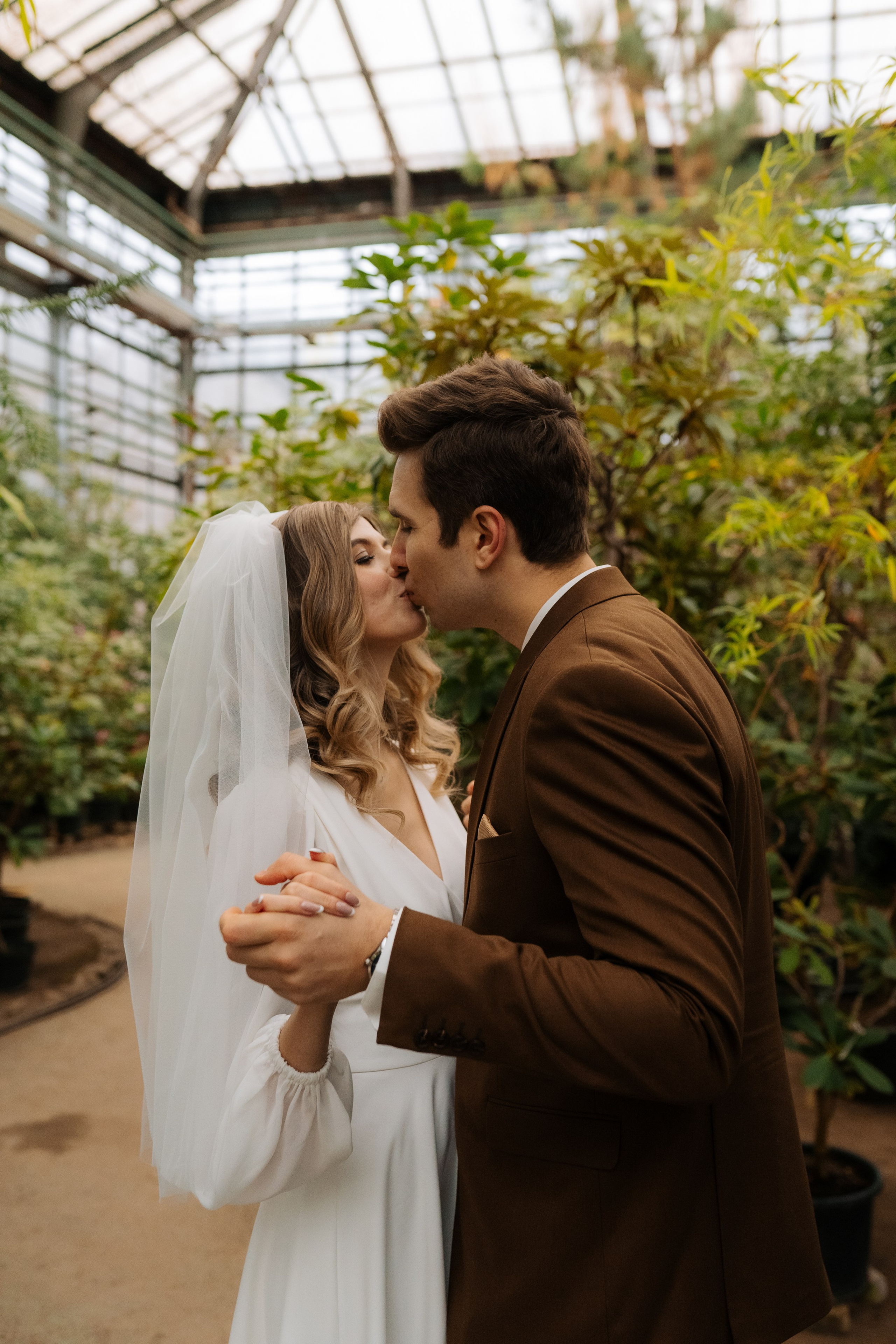 Свадебная фотосессия в оранжерее, Москва. Свадебный фотограф в Москве Анна Полушина