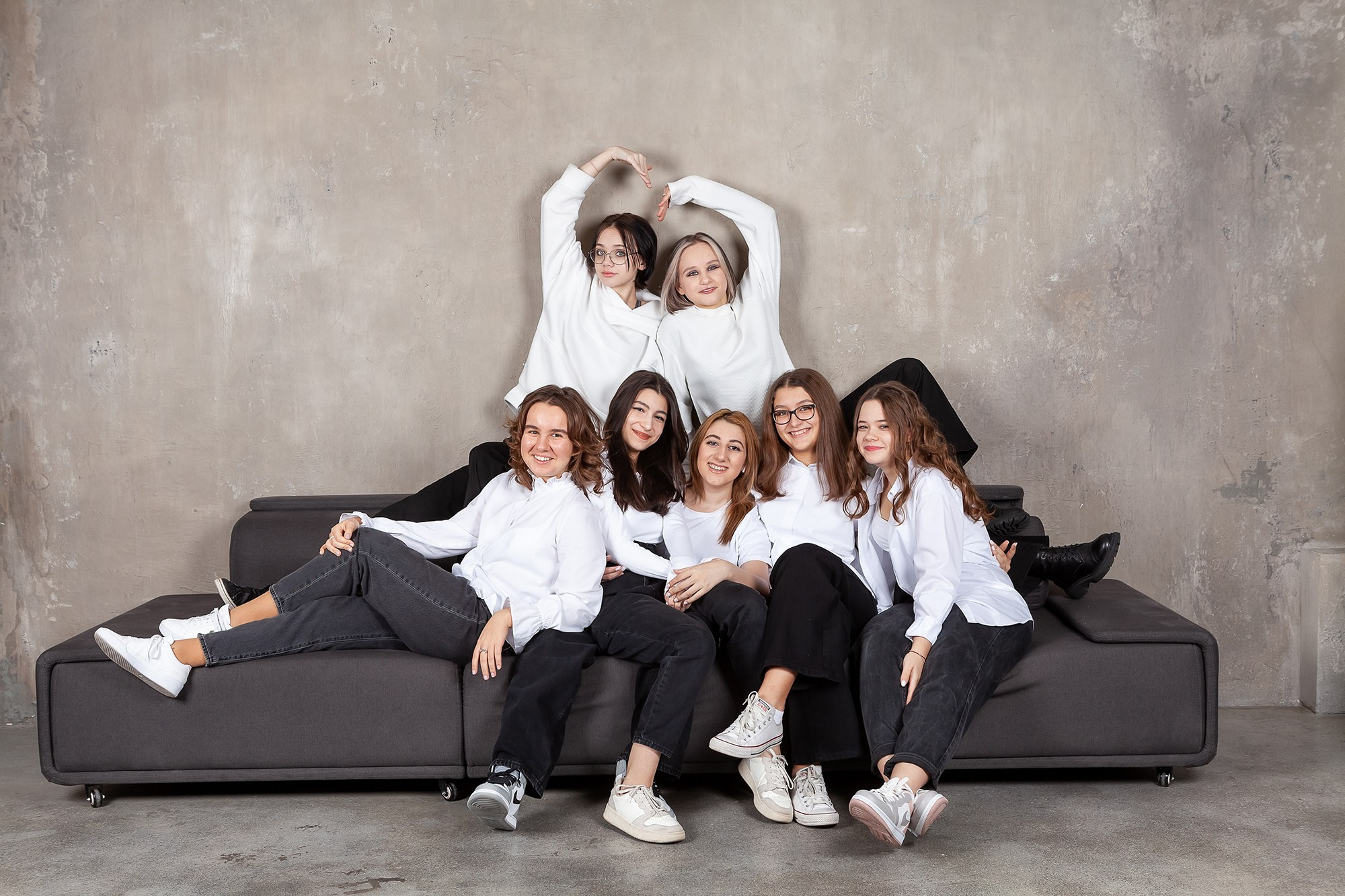 Группа учениц 9-го класса на диване