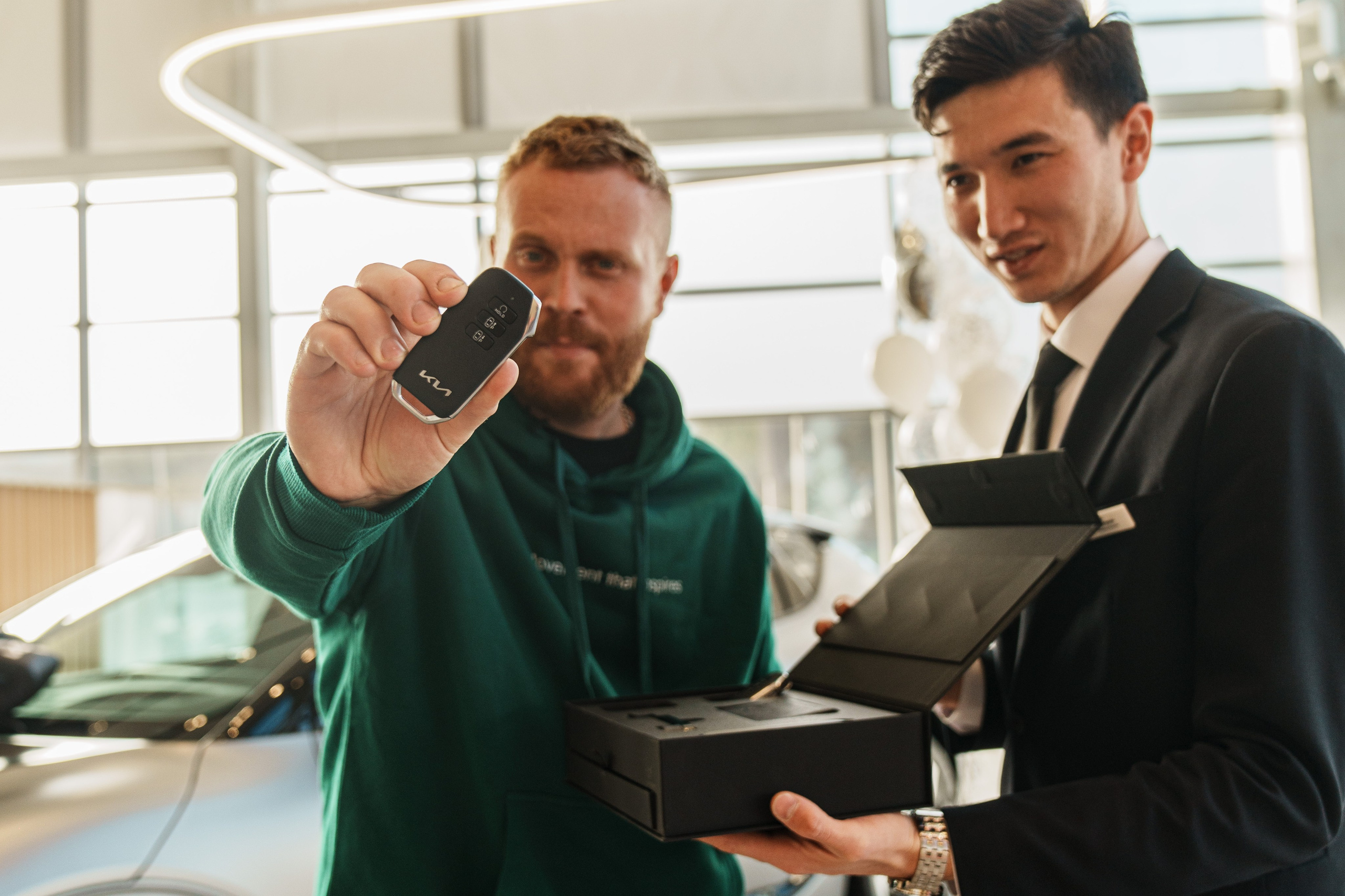 Kia EV6 Вручение Евгений Чебаткову. Фотограф TAULAN_1