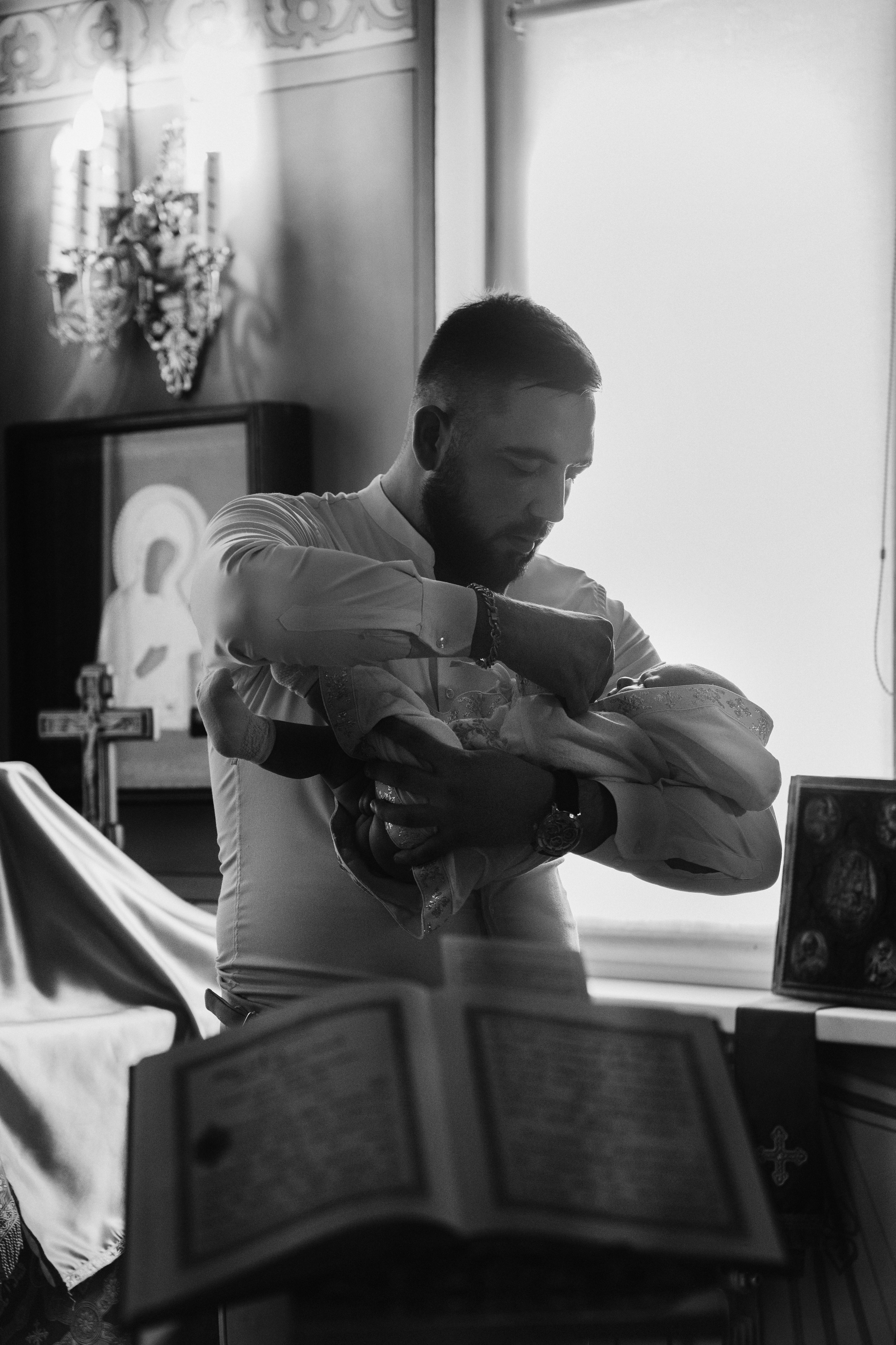 Фотосессия крещения, фотограф таинства крещения Москва, ребенок с мамо. Фотограф Ольга Рубцова в Москве и Московской области