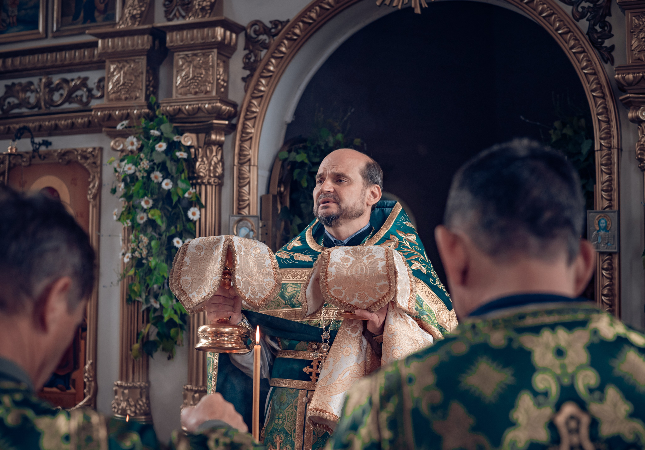 Троицкая служба в Рождественско-Никольском храме хутора Николаенко. Фотографы крещения/венчания  Красноярск Татьяна и Вячеслав Переваловы